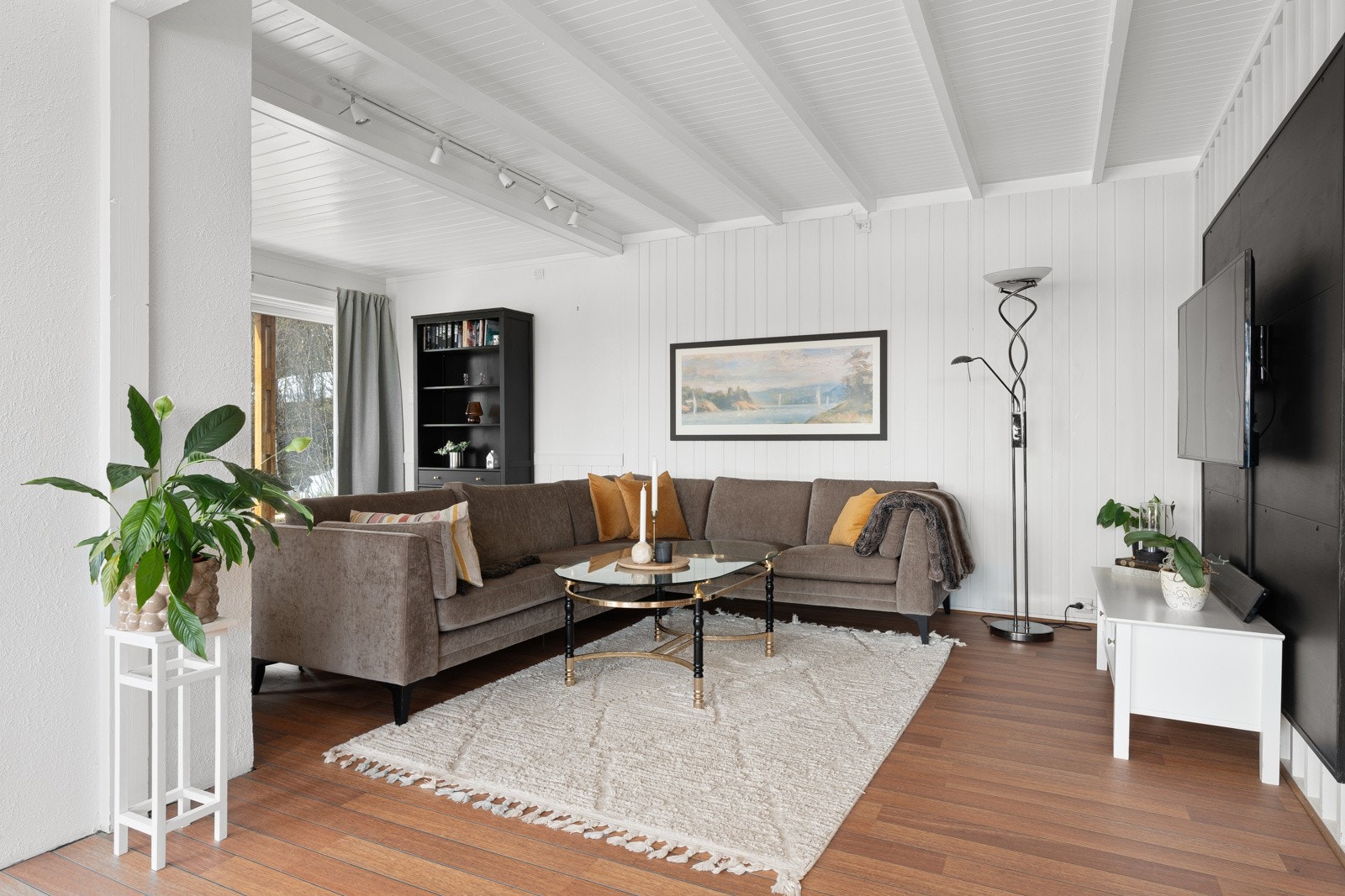 God plass til TV og stor sofa med plass til hele familien! Galleribilde
