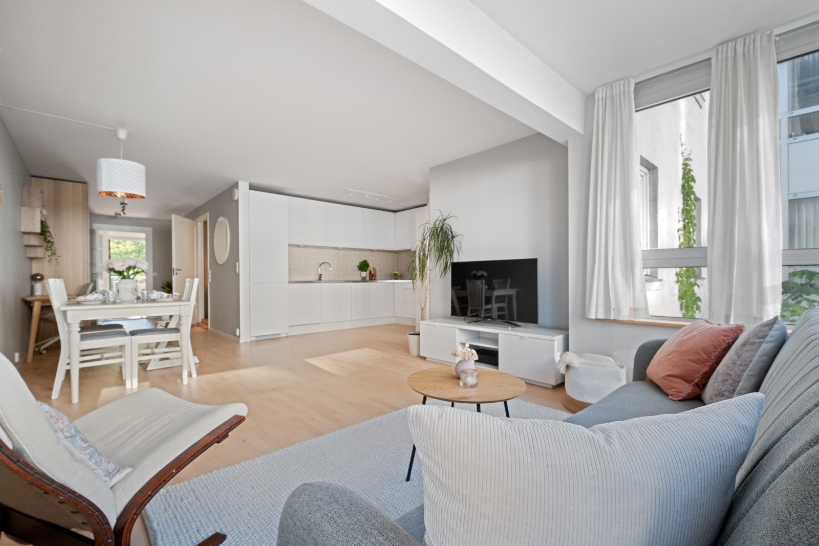 Her er det plass til en god sittegruppe, spisebord og en egen "godstol" hvor man kan drømme seg bort med en god bok eller en film. Galleribilde