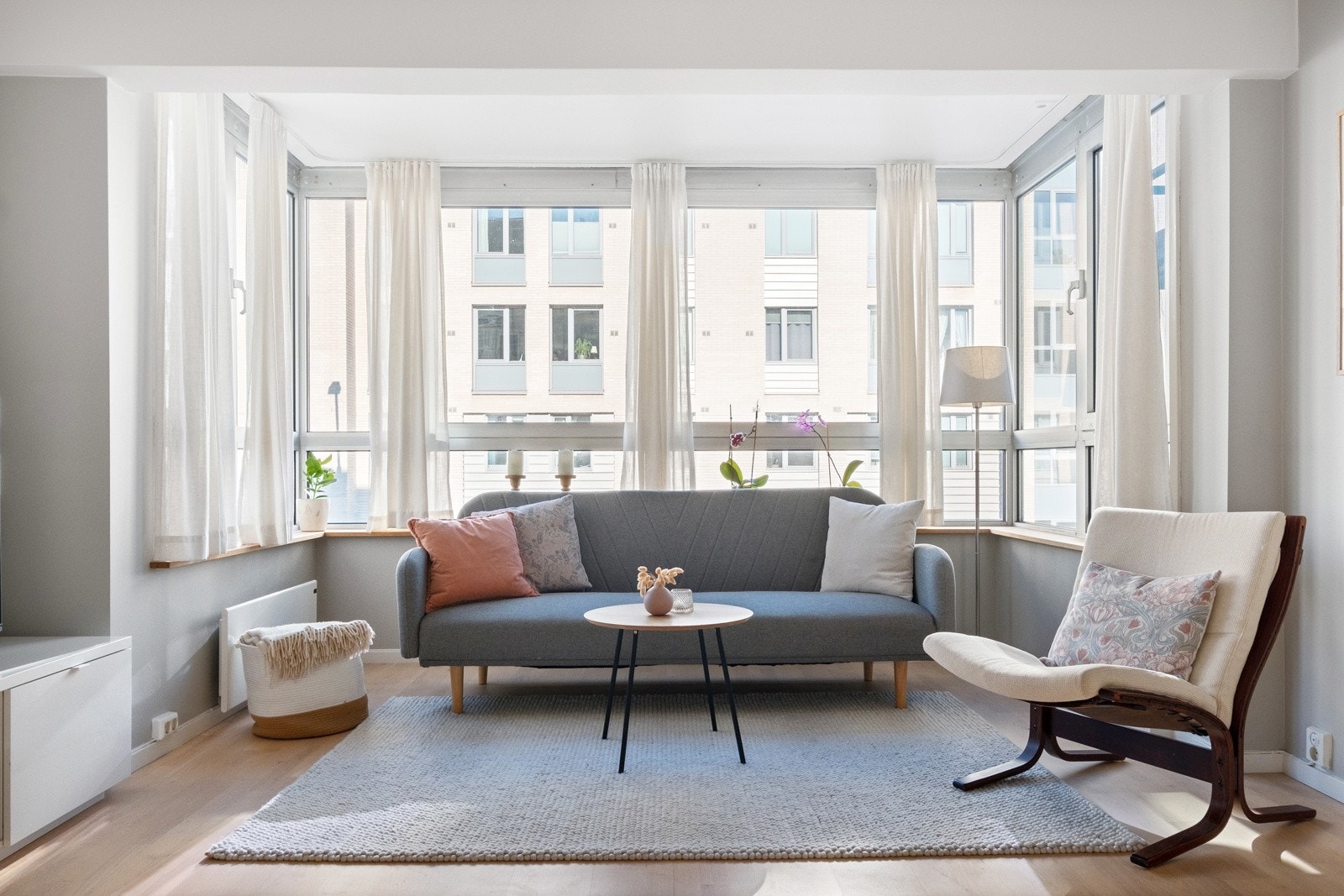 Vestvendte vindusflater gir gode lyslinjer i stuen. Galleribilde