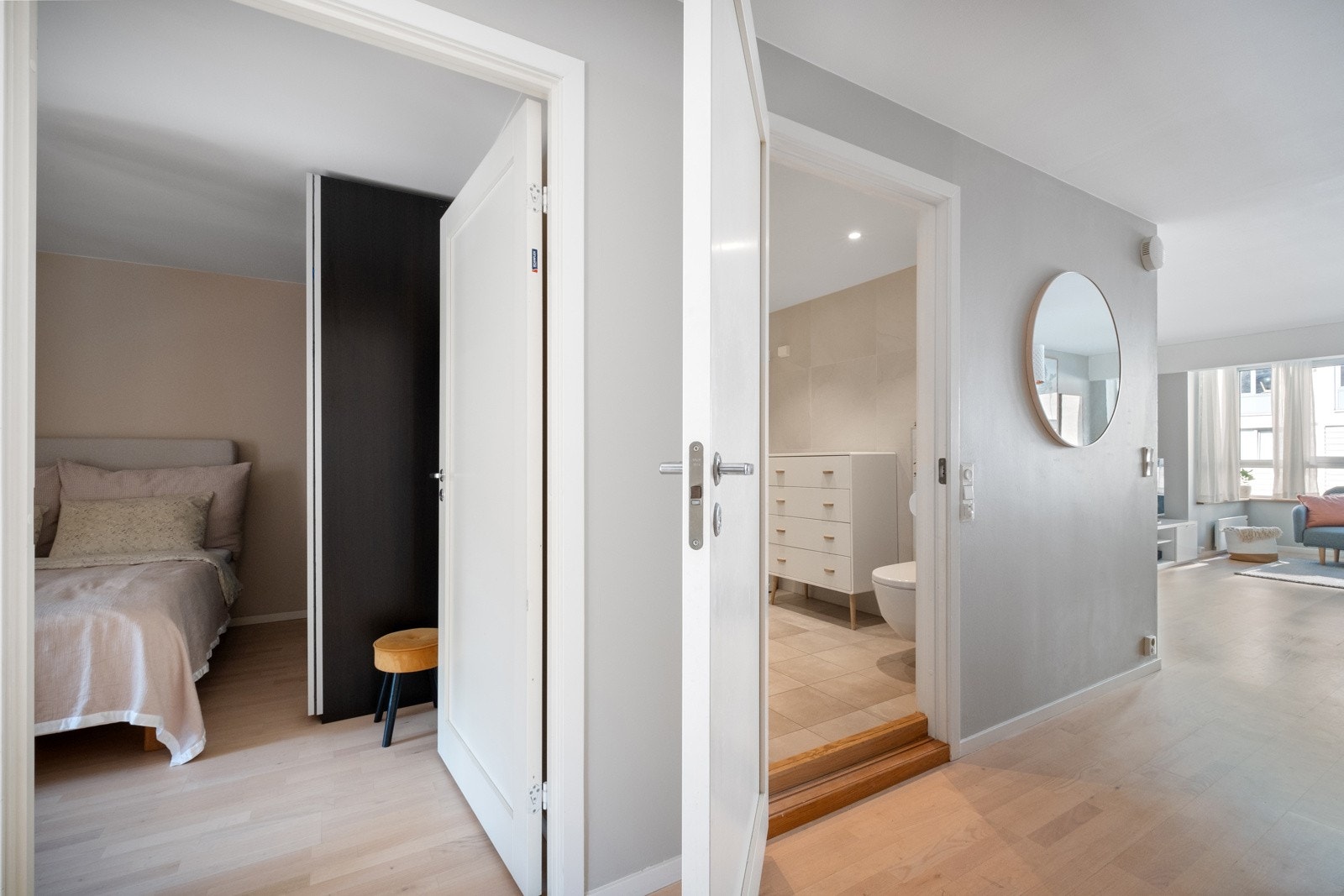 Leiligheten er holdt i lyse og lekre farger. Galleribilde