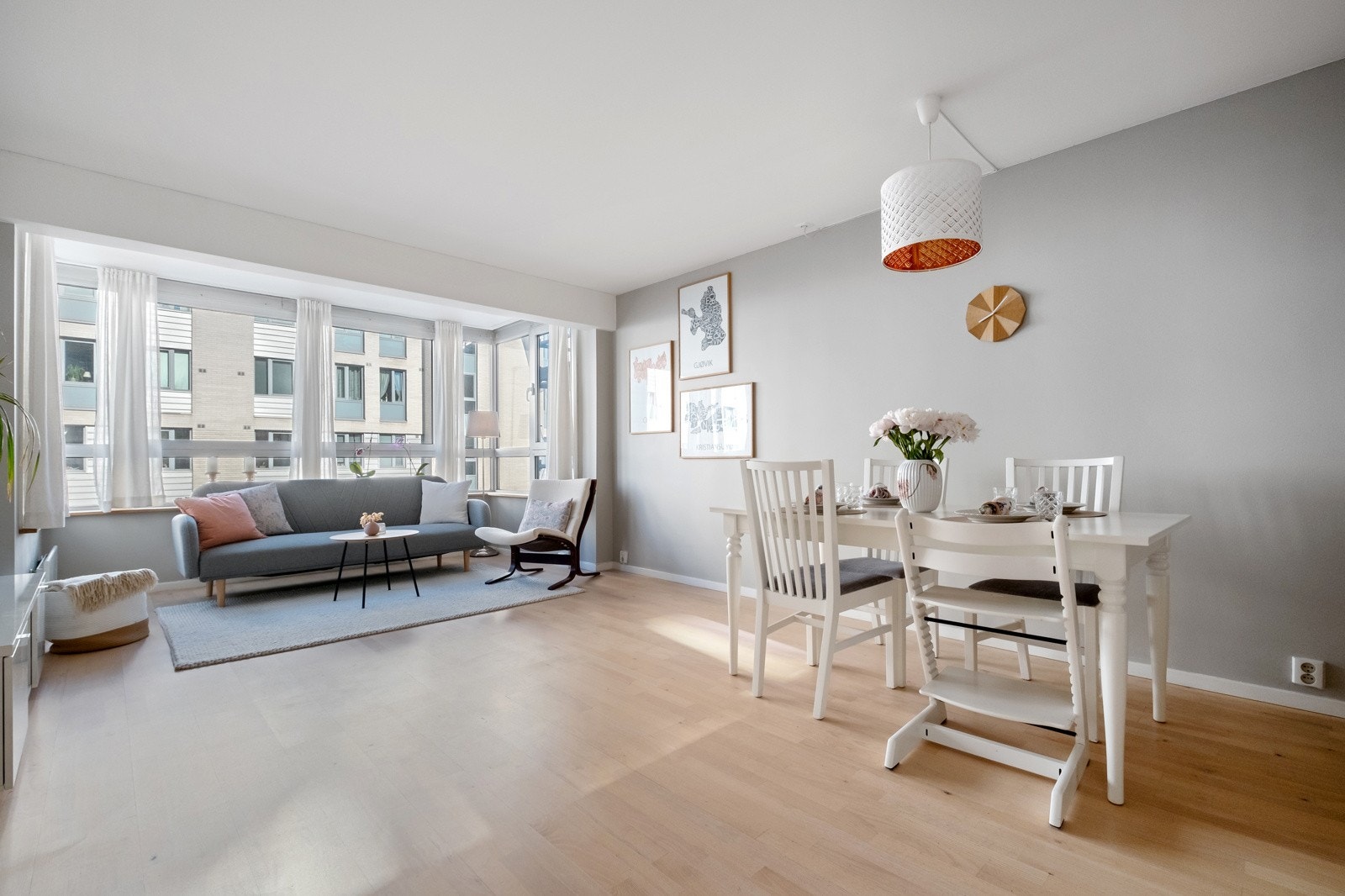 Den åpne løsningen gjør at man får en åpen og herlig atmosfære med gode lyslinjer og rikelig med naturlig dagslys fra vestvendte vindusflater. Galleribilde