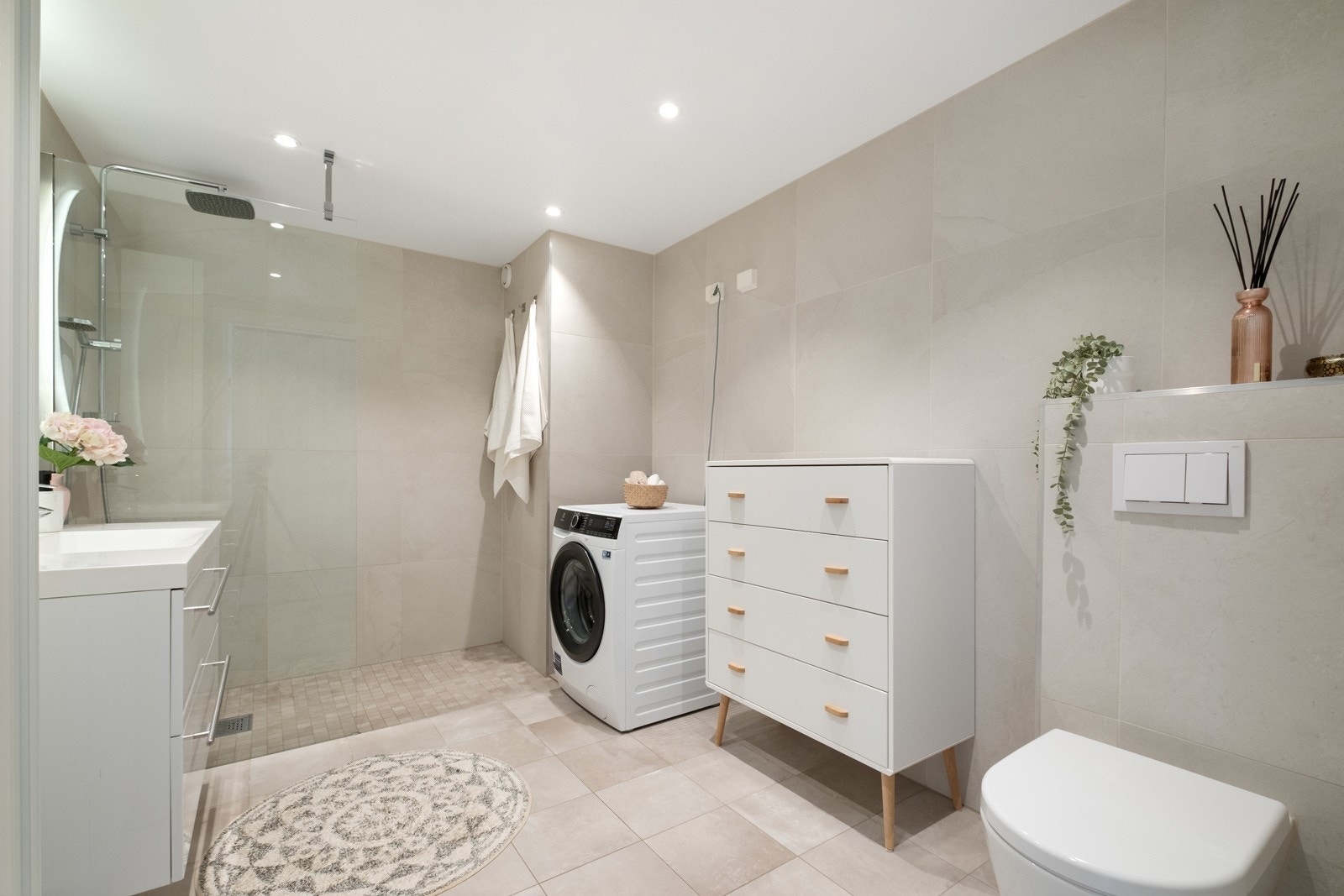 Det er montert elektrisk varme i badegulvet, slik at man får god varme i rommet og et behagelig gulv å trå på. Galleribilde