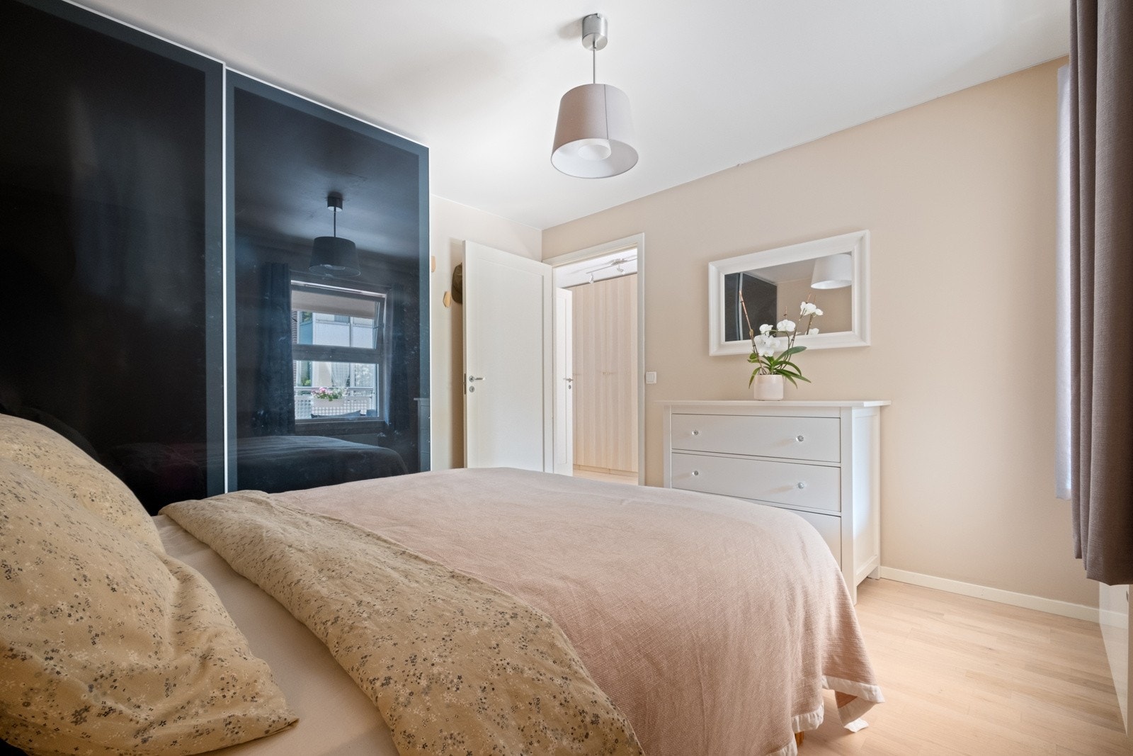 Det er også god plass til oppbevaring av sengetøy, klær og andre effekter i det medfølgende garderobeskapet. Galleribilde