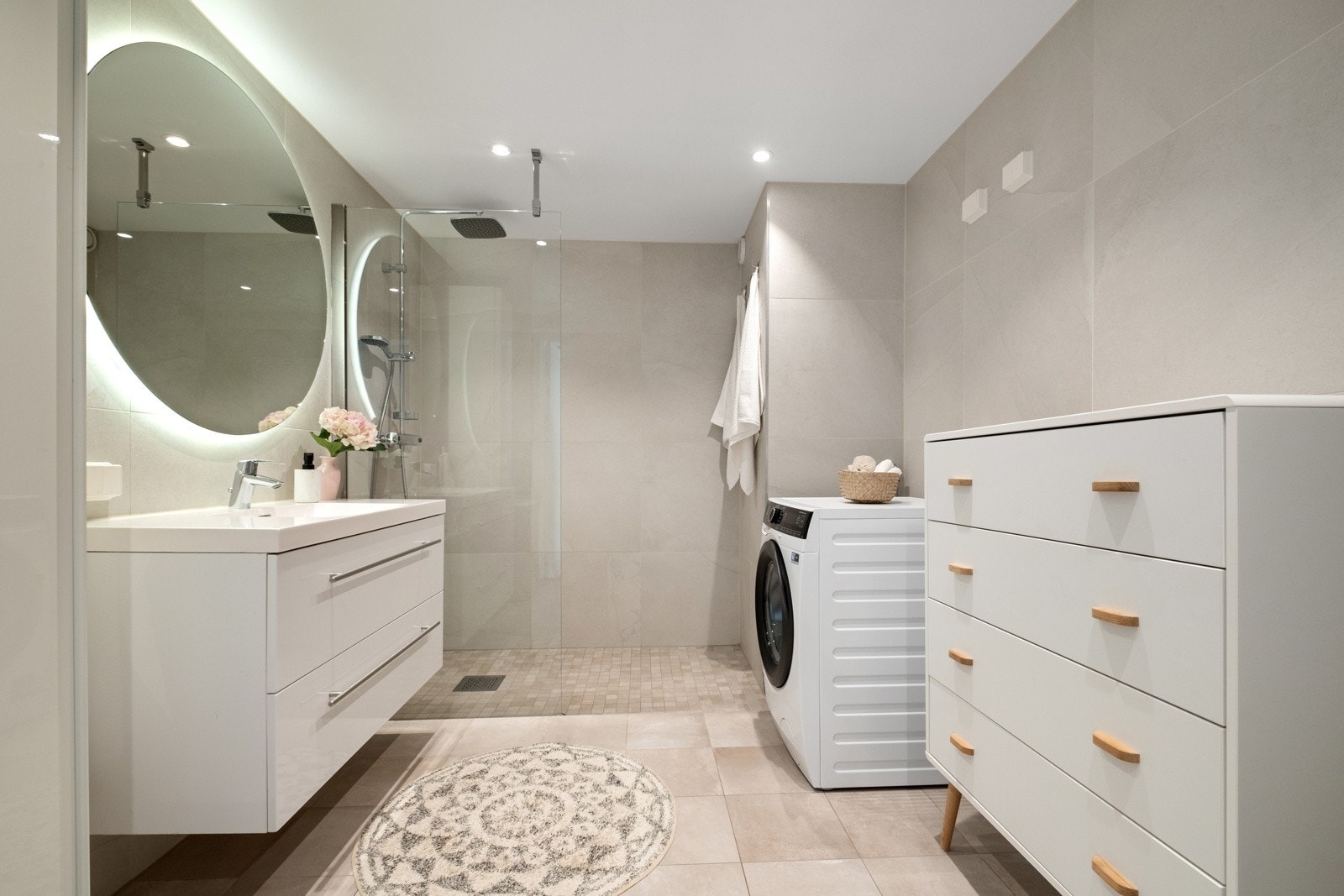 Badet ble pusset opp i 2020 og har takflater med malte plater og innfelte downlights som gir godt lys i rommet. Rør ble oppgradert i regi av borettslaget. Galleribilde