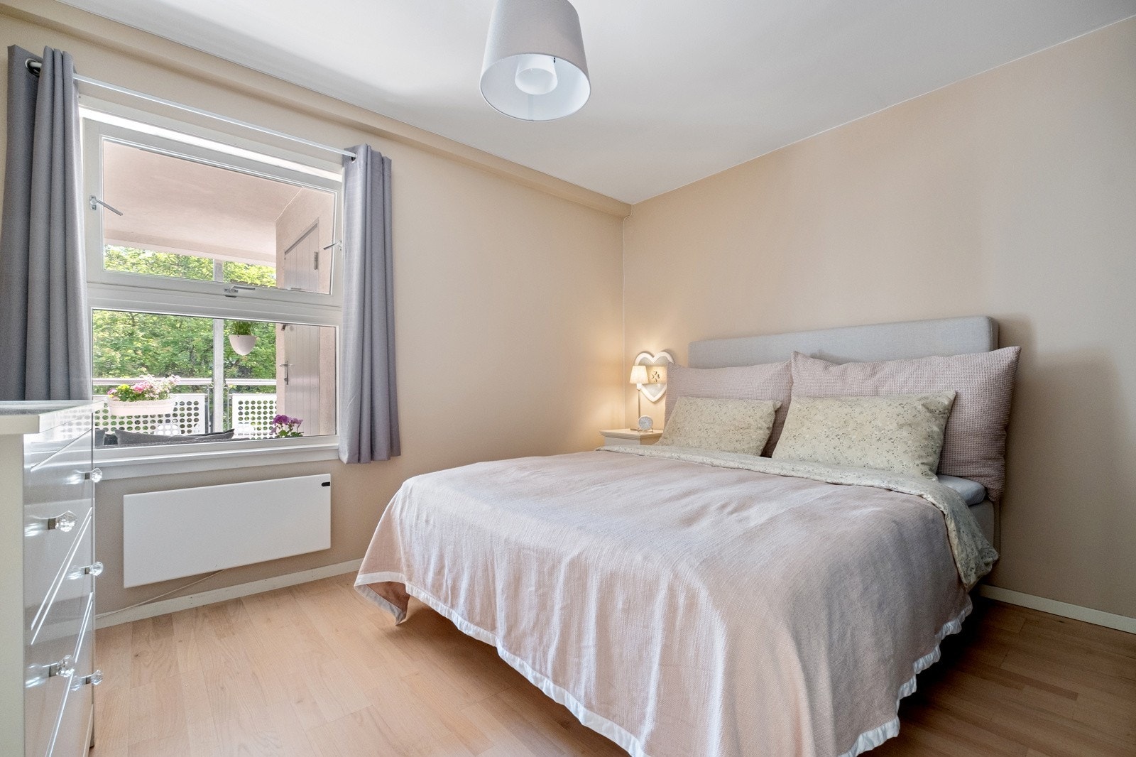 Hovedsoverommet er av god størrelse, slik at man får plass til dobbeltseng og ulikt soveromsmøblement. Galleribilde