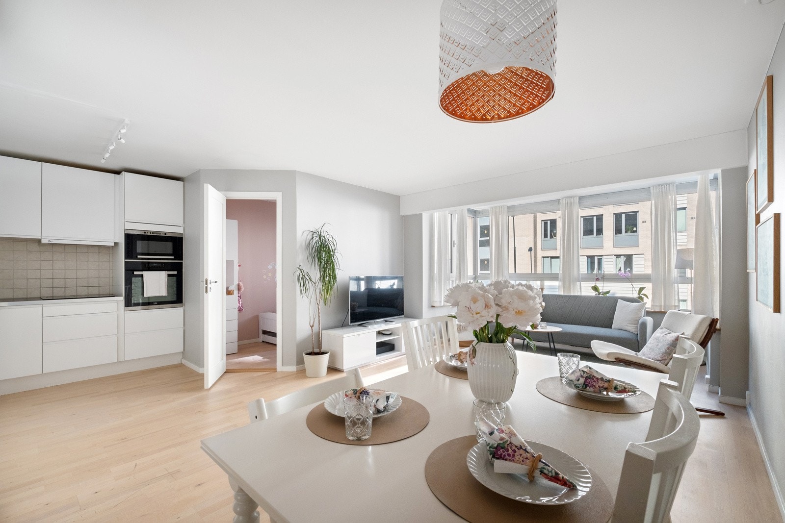 Stuen har en størrelse og utforming som gjør at det kan innredes med ulike soner for både egentid og sosialt samvær. Galleribilde