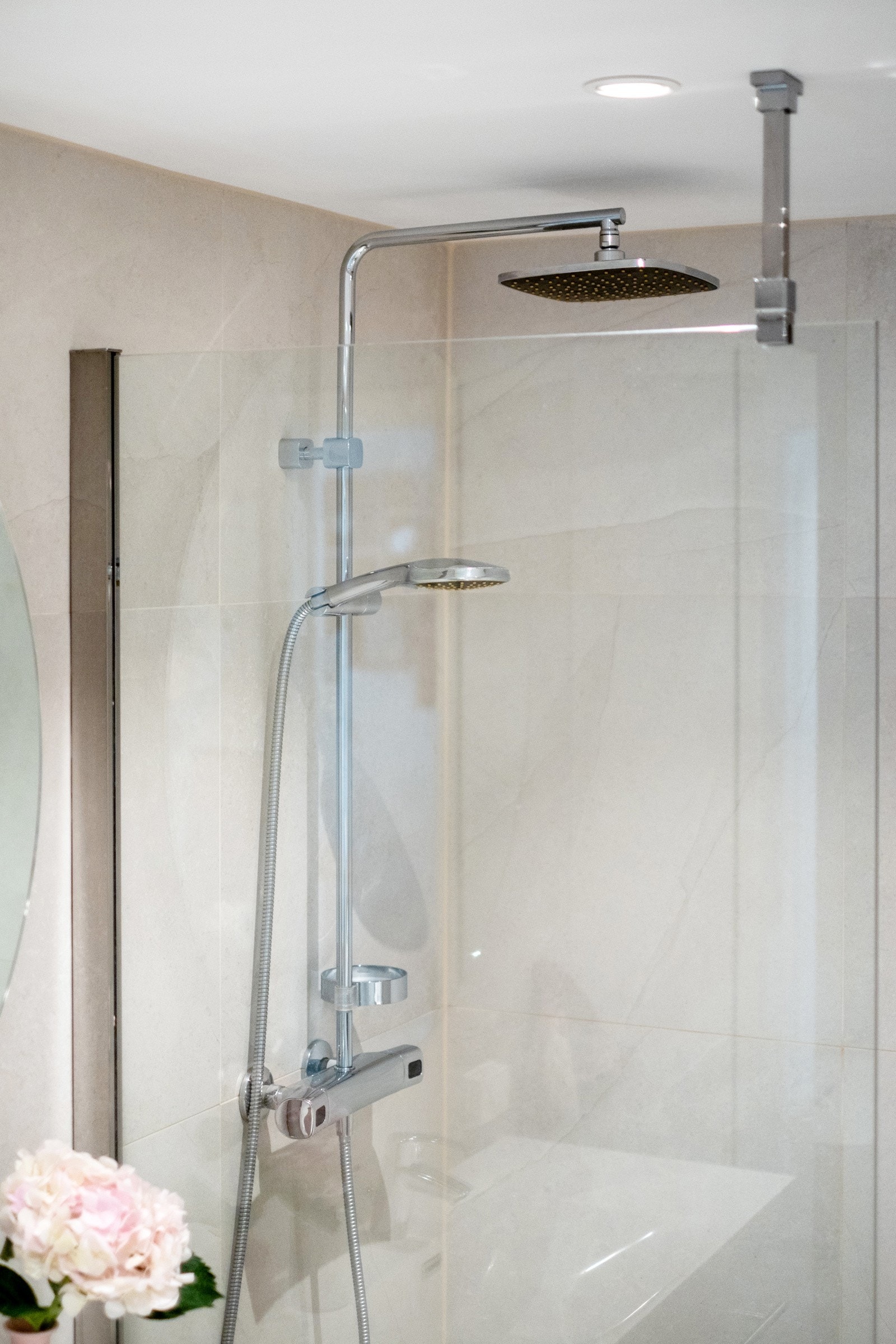 Lekker regnfallsdusj. Det er felles leveranse av varmtvann i borettslaget. Galleribilde