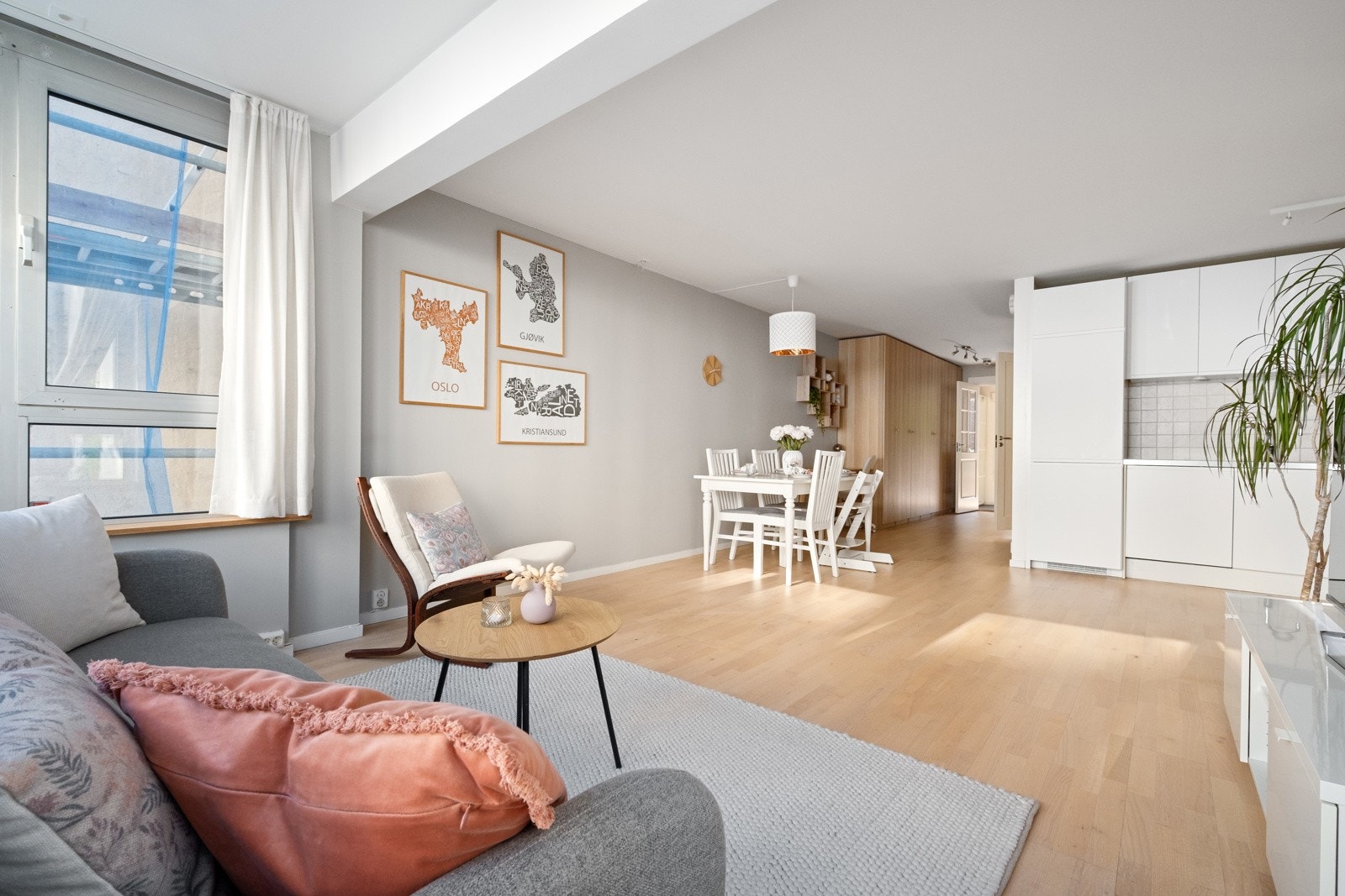 Stuen er åpen og romslig. Galleribilde