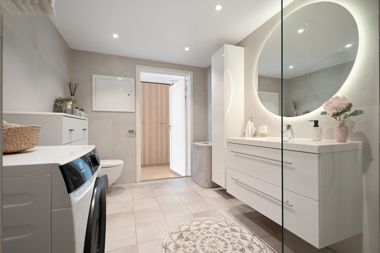 Innredningen består av vegghengt klosett, servant montert på baderomsmøbel og dusjløsning i hjørne med dusjvegger. Galleribilde