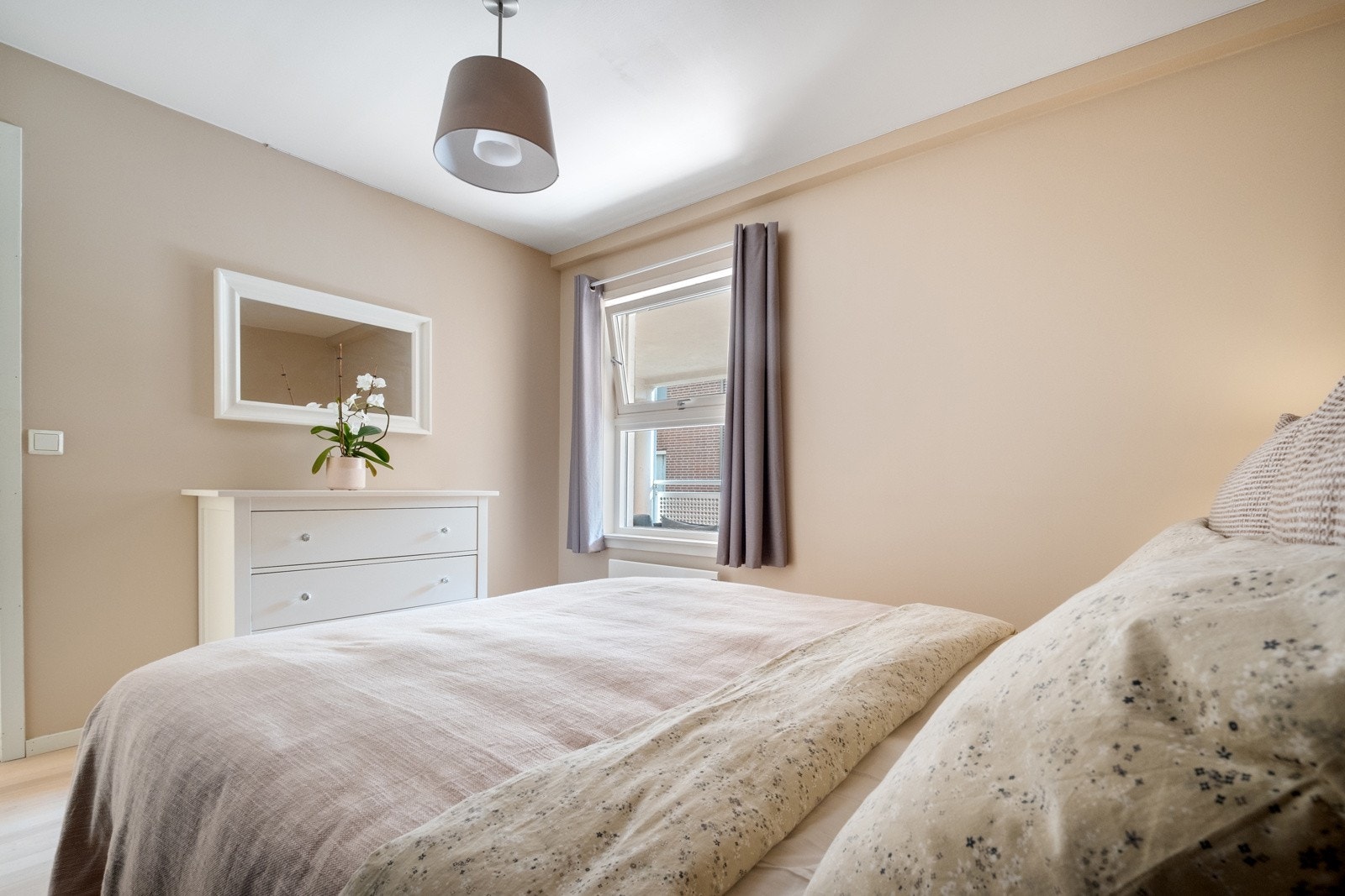 Lekre farger og god romfølelse gjør det enkelt å falle til ro om kvelden. Galleribilde