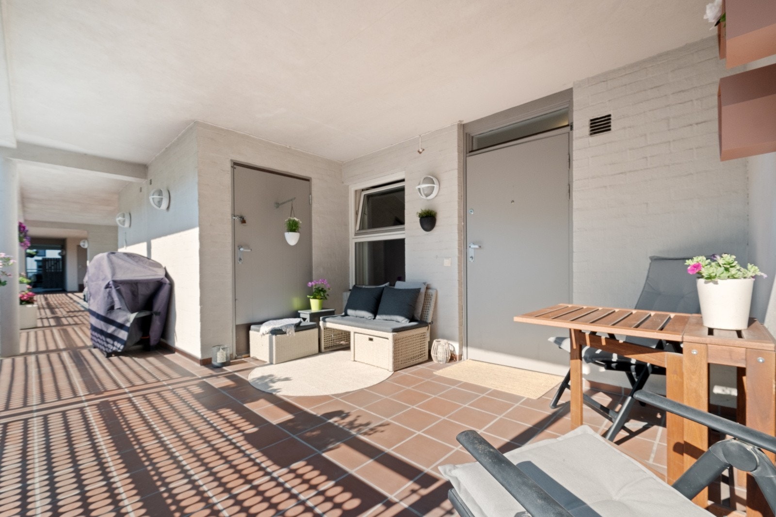 Uteplassen på svalgangen benyttes hyppig, og er et fint uterom som supplerer de innvendige arealene. Galleribilde