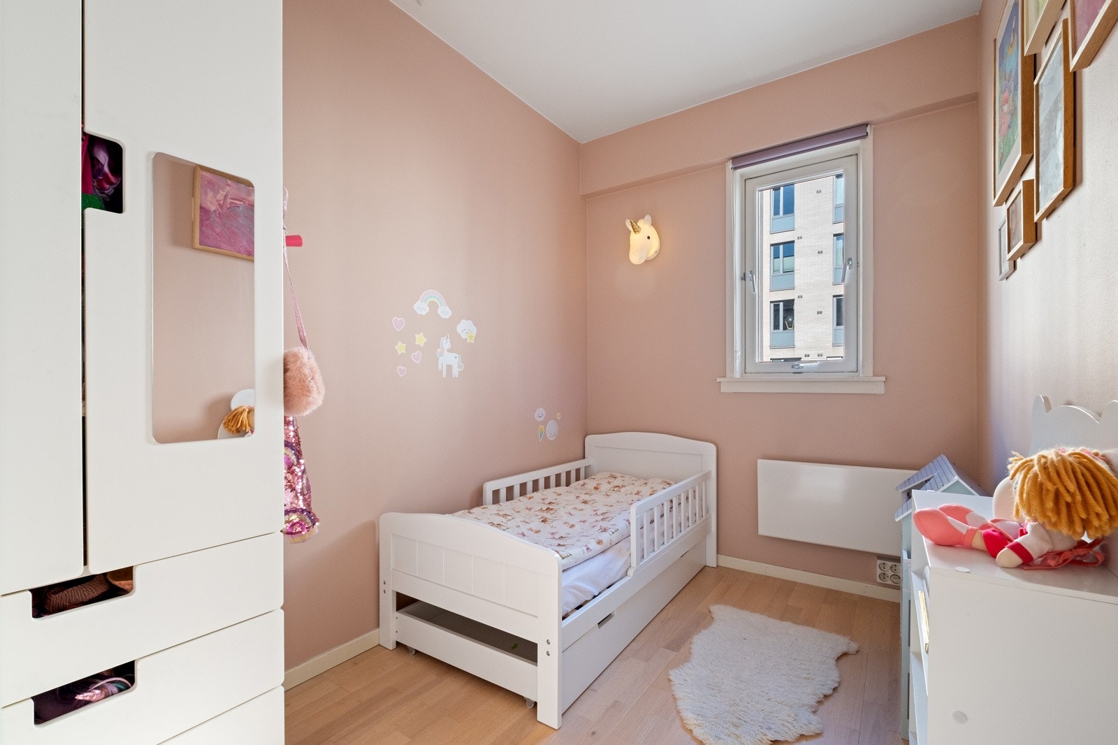 Det minste soverommet fungerer utmerket som et barnerom, kontor, gjesterom eller liknende. Galleribilde