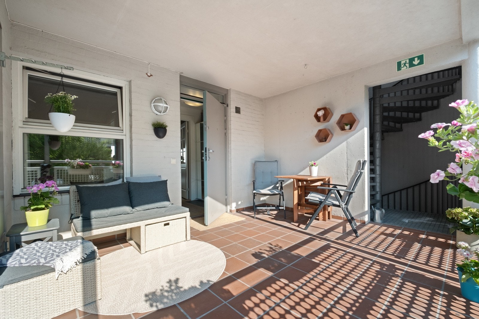 Boligen er gjennomgående, med morgensol på uteplassen på svalgangen og ettermiddagssol i stuen. Galleribilde