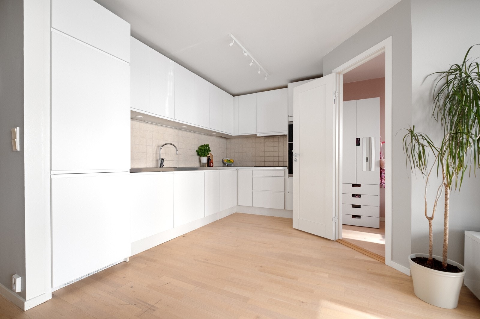 Innredningen på kjøkkenet er fra Ikea og har glatte fronter og laminat benkeplate med nedfelt vaskekum. Det er montert integrert platetopp, oppvaskmaskin, mikrobølgeovn, stekeovn og kjøle-/ fryseskap. Galleribilde