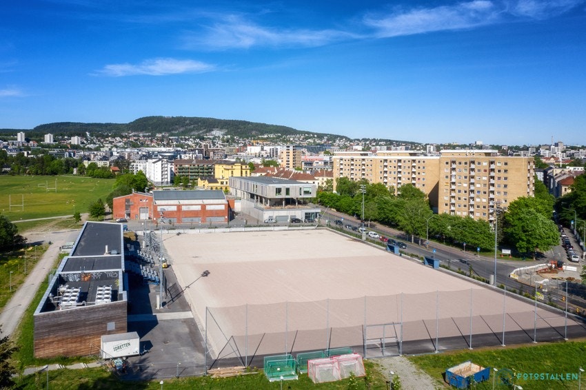 Voldsløkka idrettsplass med store grøntarealer ligger få minutters gange fra leiligheten Galleribilde