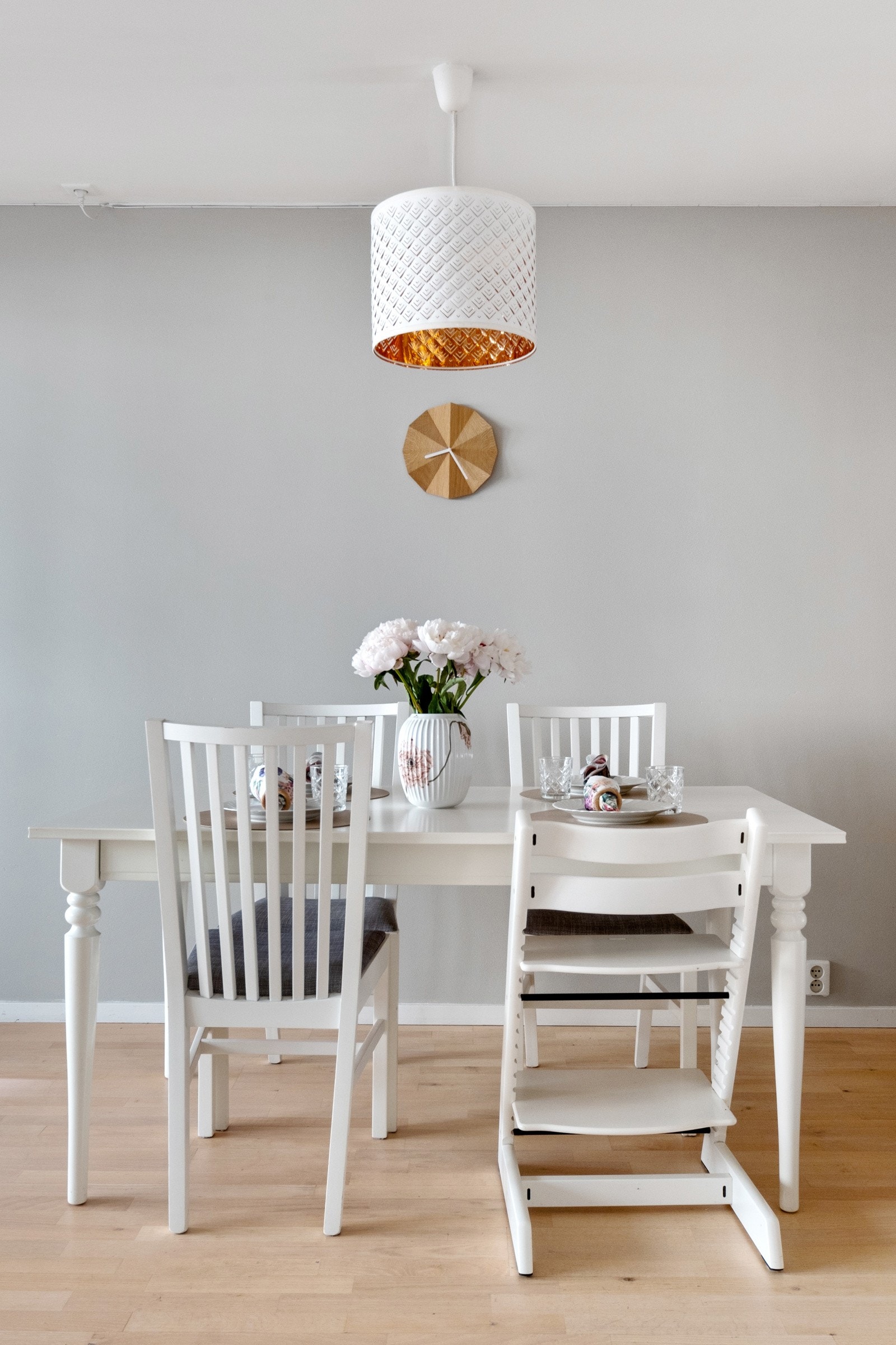 Det er god plass til et eget spisebord i stuen. Galleribilde