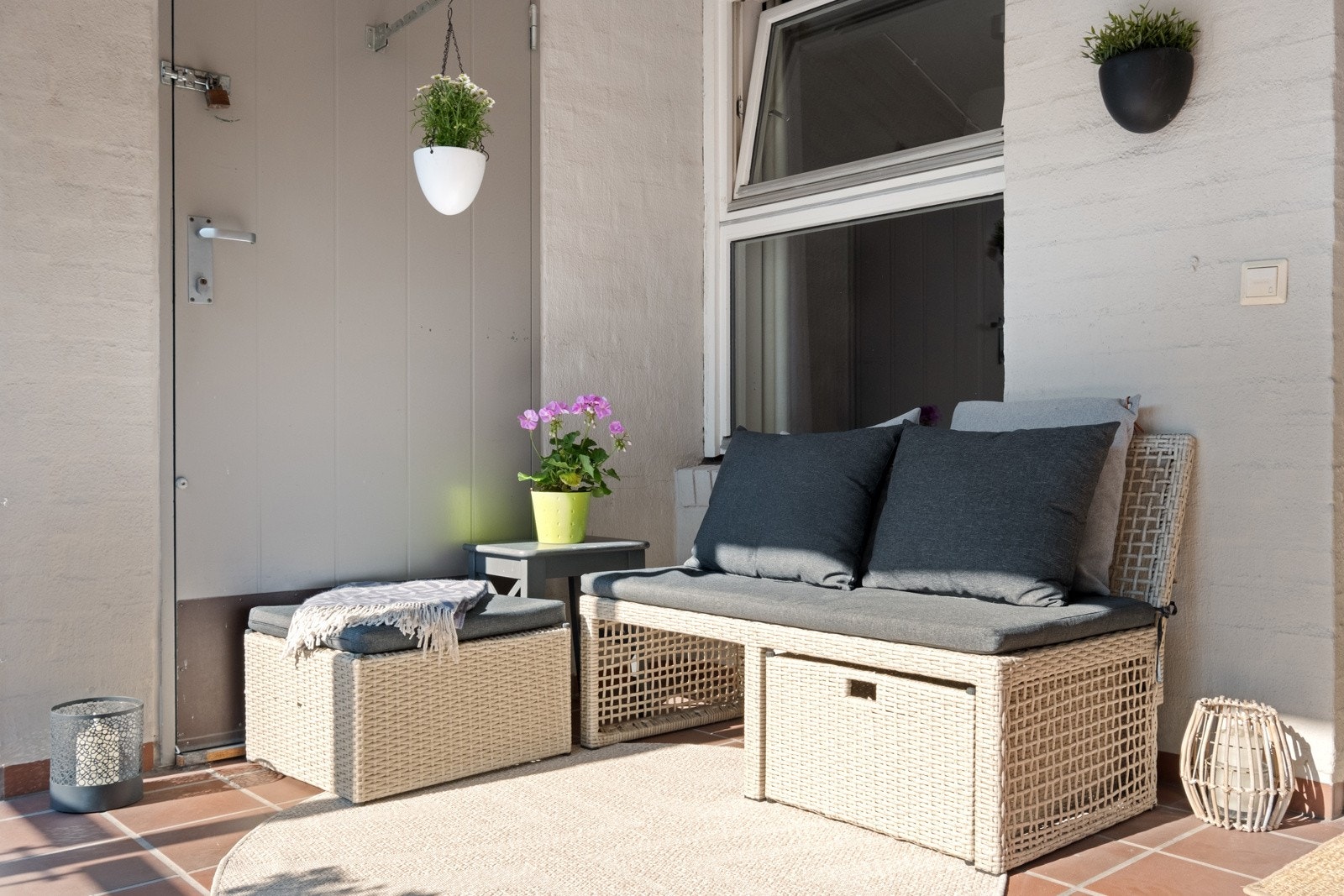 Bod med lagringsplass utenfor inngangspartiet. I sommerhalvåret setter selger ut utemøblene i svalgangen. Galleribilde