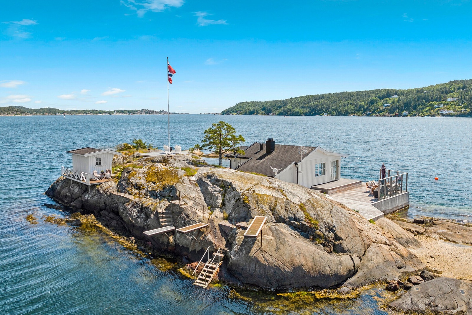 Egen øy med vakre svaberg, bademuligheter og fiskemuligheter - utsikt i flere retninger - både mot åpent hav og skjermede bukter. Galleribilde