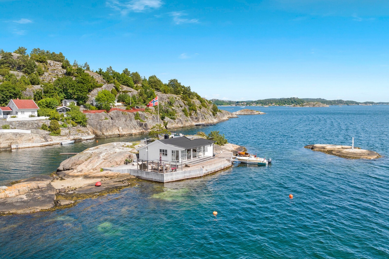 Privat øy beliggende i et rolig og attraktivt område like ved østspissen av Tåtøy. Galleribilde