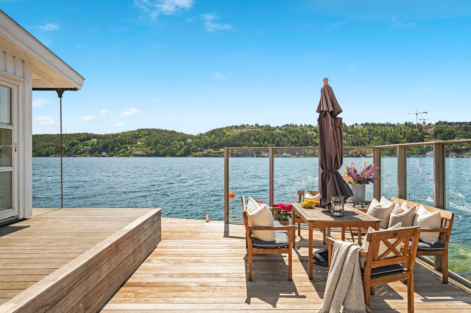 Stor sosial terrasse med utsikt og plass til større spisegrupper. Galleribilde