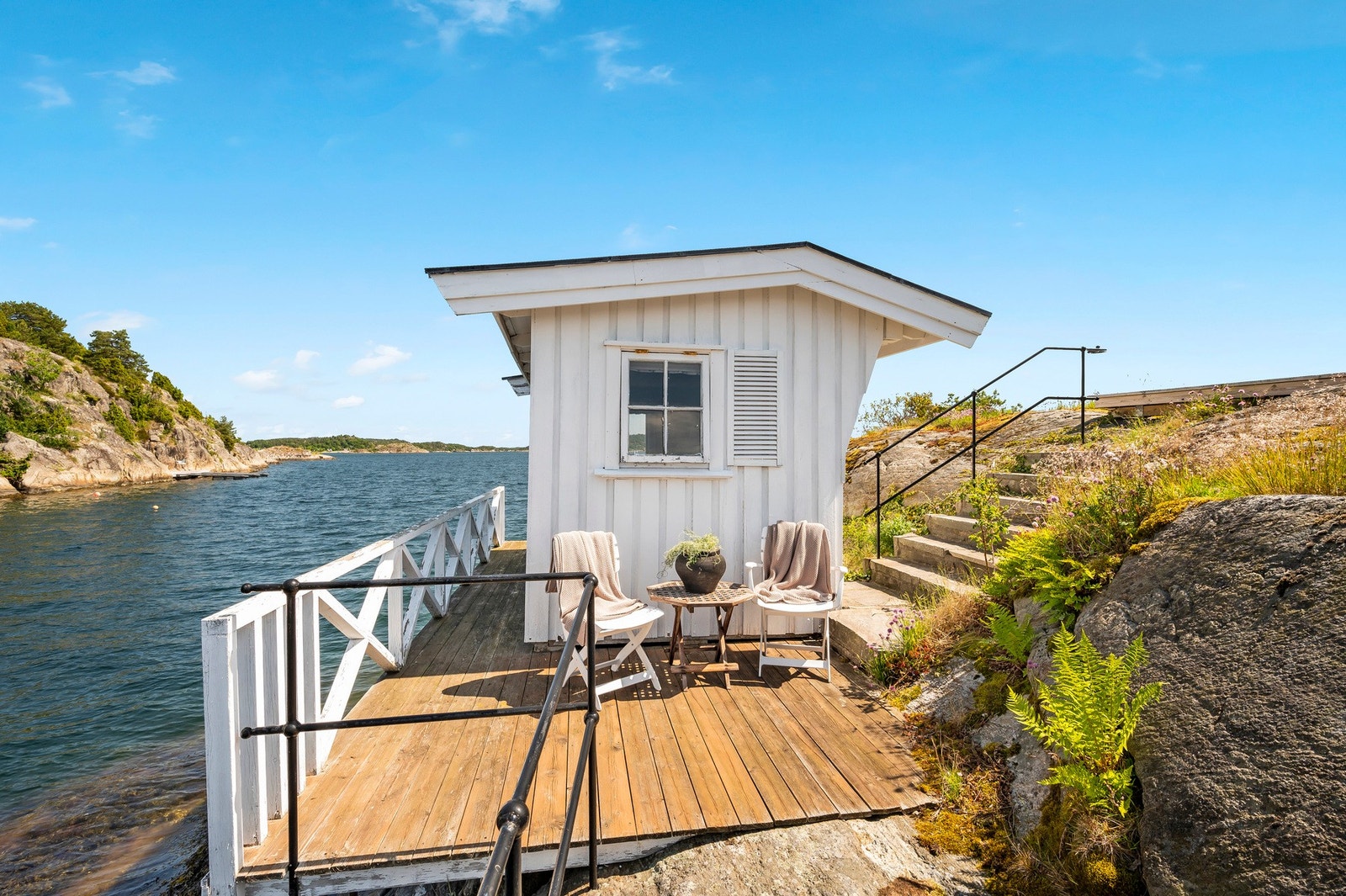 Sjarmerende naust/anneks med egen terrasse. Galleribilde