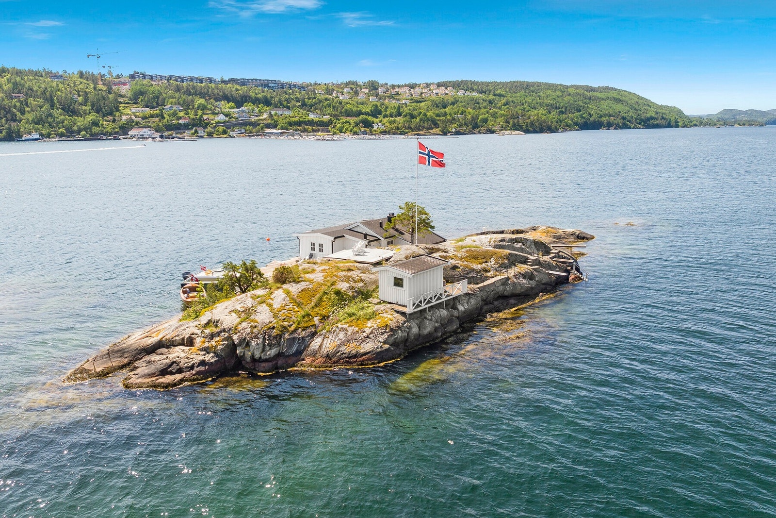 En kort båttur fra parkering og fastlandsbrygge. 5 minutter med båt til Kragerø sentrum. Galleribilde