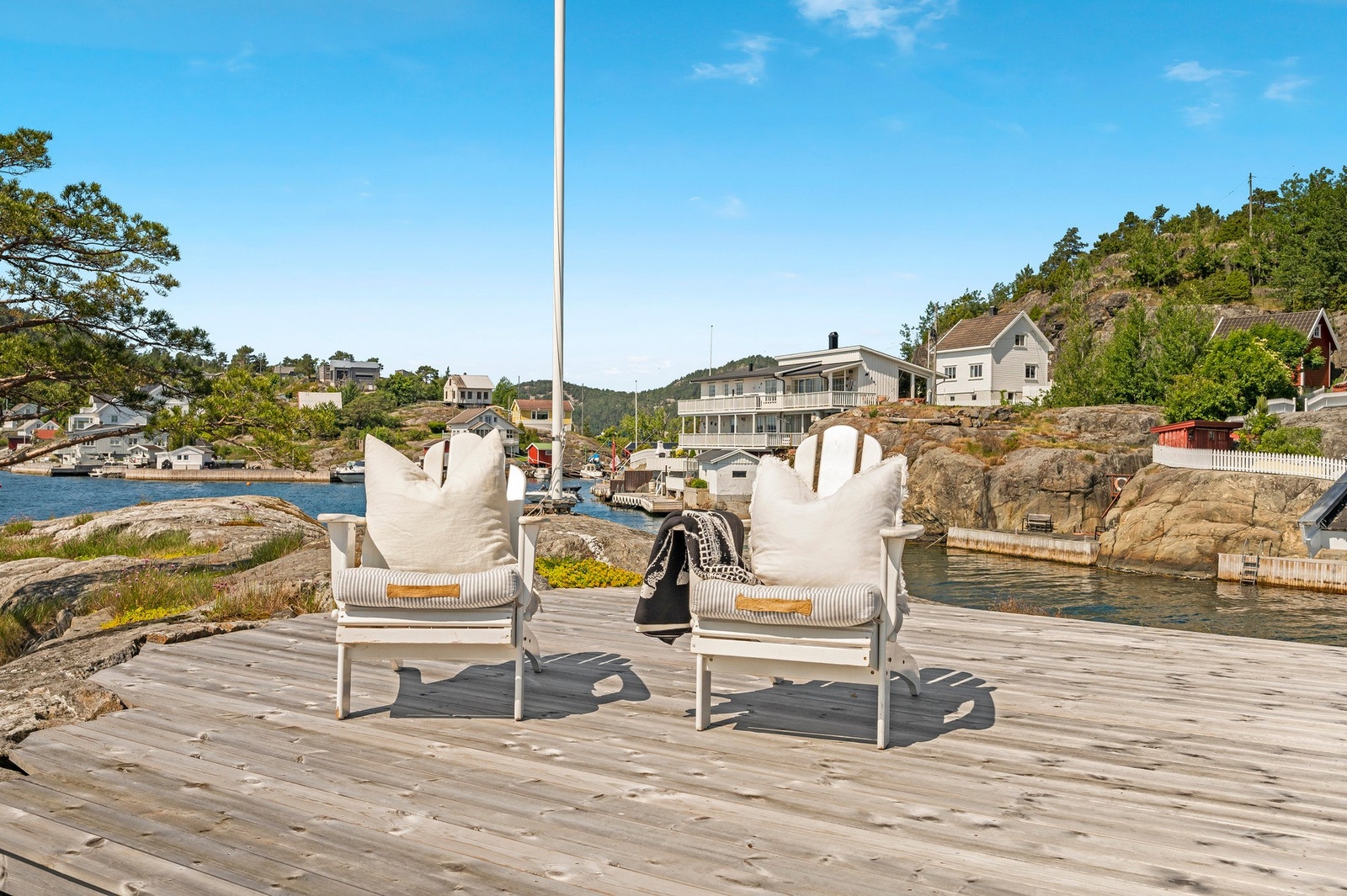 Uteområder med naturlig beplantning, trapper og gangsoner i tre og stein. Galleribilde