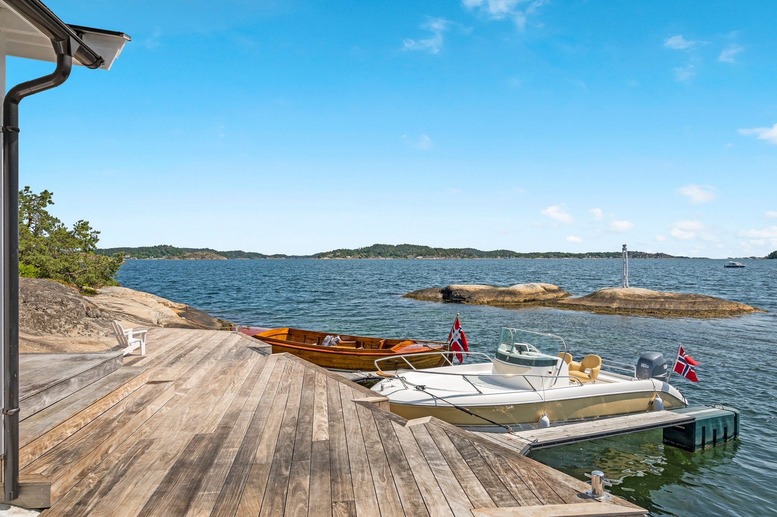Tilrettelagt for båtliv med plass til større båter og sosiale stunder på bryggen. Galleribilde