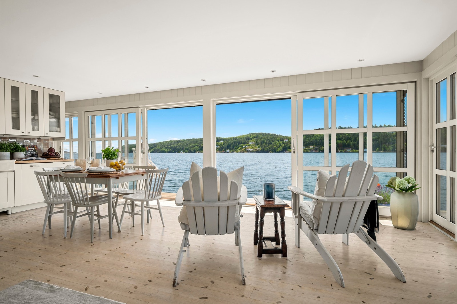 Du nyter vakker utsikt over fjorden fra alle rom. Galleribilde