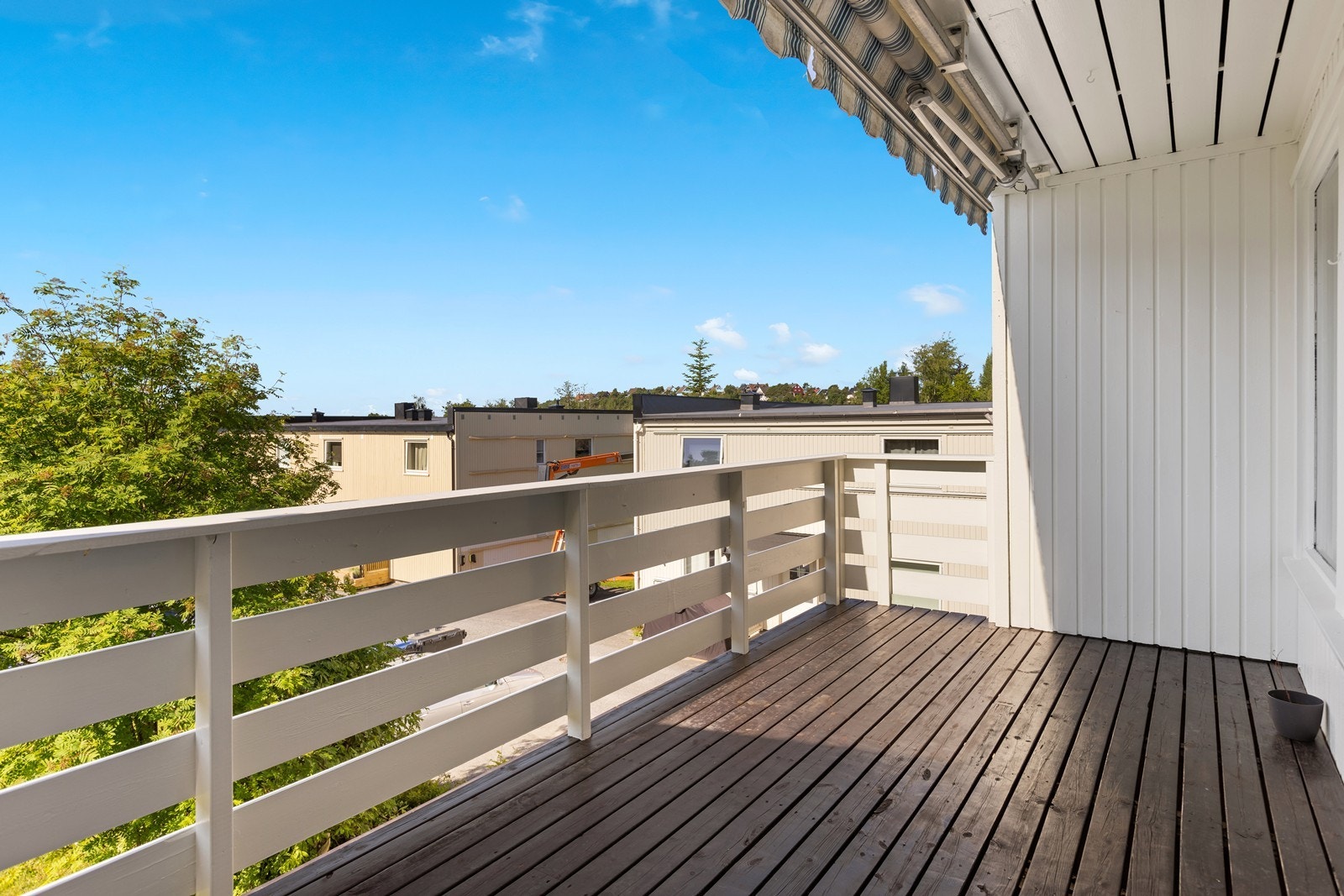 Lag deg en hyggelig uteplass med møbler og planter Galleribilde