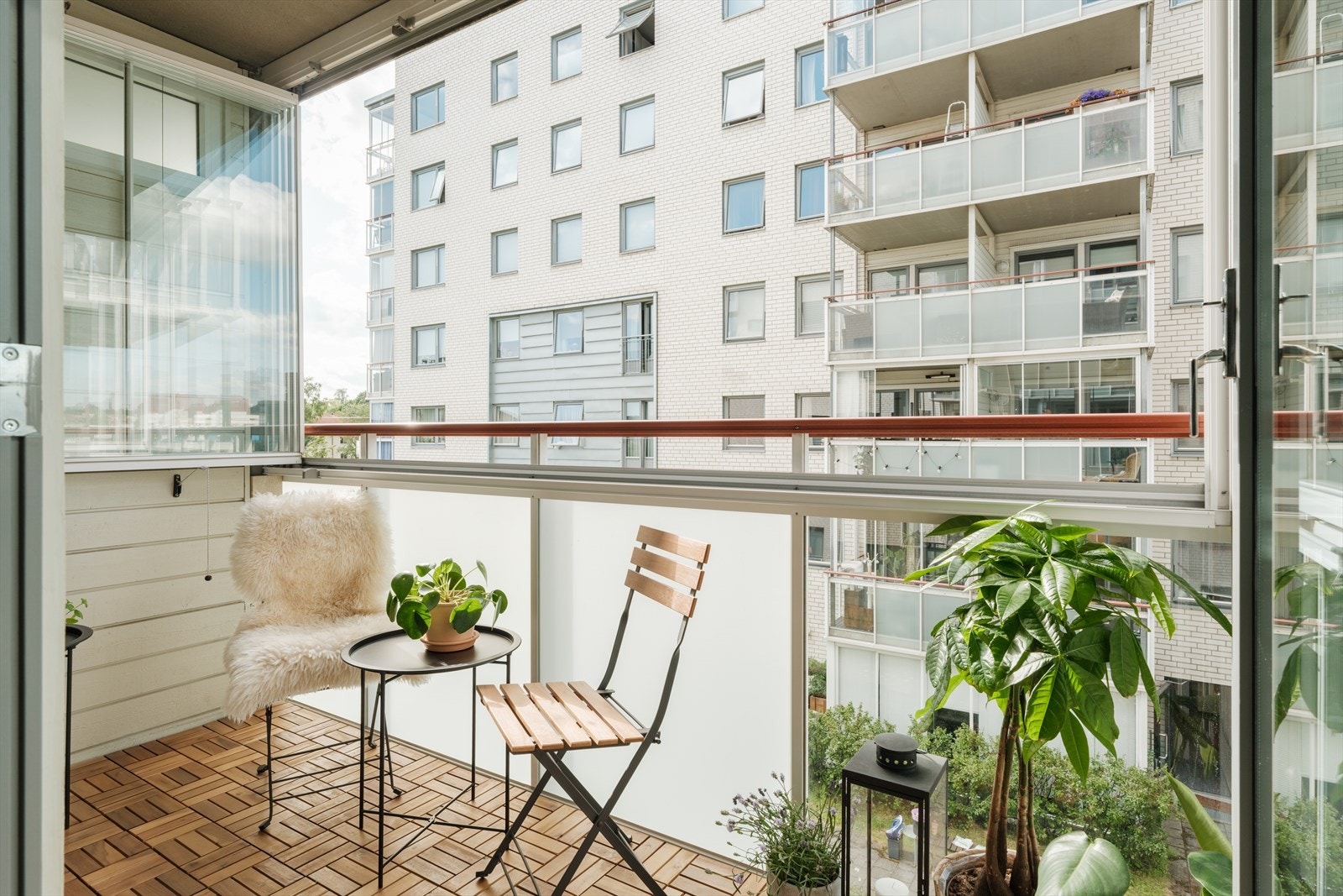 Fra stuen er det utgang til en innglasset balkong på ca. 4 m2 hvor det er plass til sittegruppe og grill. Det er tillatt med grilling på balkongene med gass- eller elektrisk grill. Galleribilde