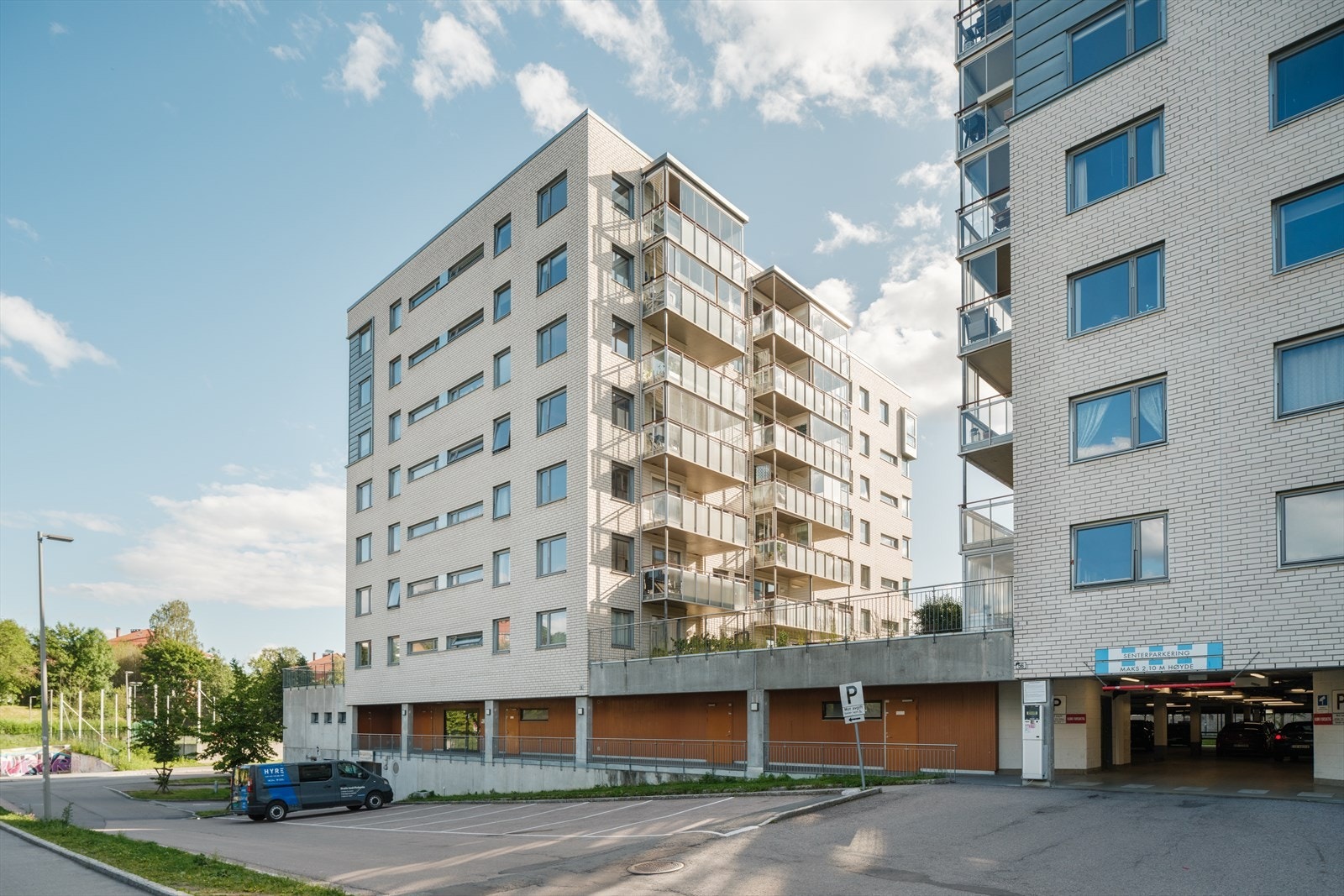 Grenseveien 56-58 er et veldrevet borettslag som ligger praktisk plassert over nærsenteret Hasle Torg. Galleribilde