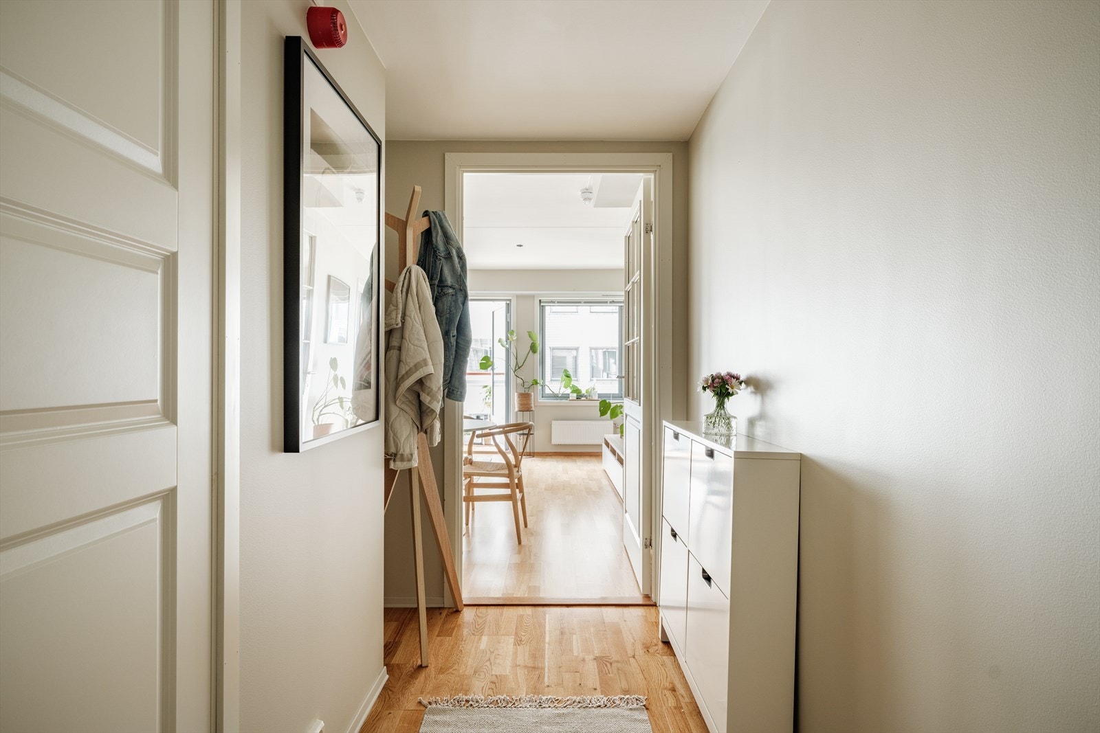 Praktisk inngangsparti med plass til å henge fra seg tøy og sette fra seg sko i skoskap. Sikringsskapet med automatsikringer, plassert bak stumtjeneren. Veggene er malt i 2025. Galleribilde
