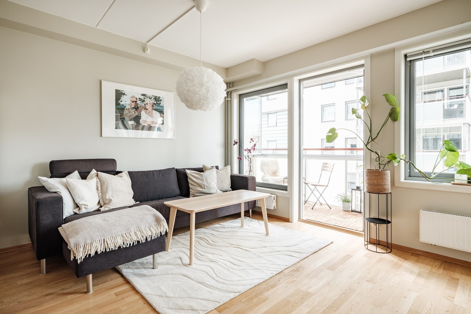 Stuen er åpen og innbydende med gode lysforhold fra stuens store vindusflater. Her er det plass til både sofa, spisebord og TV-benk. Galleribilde