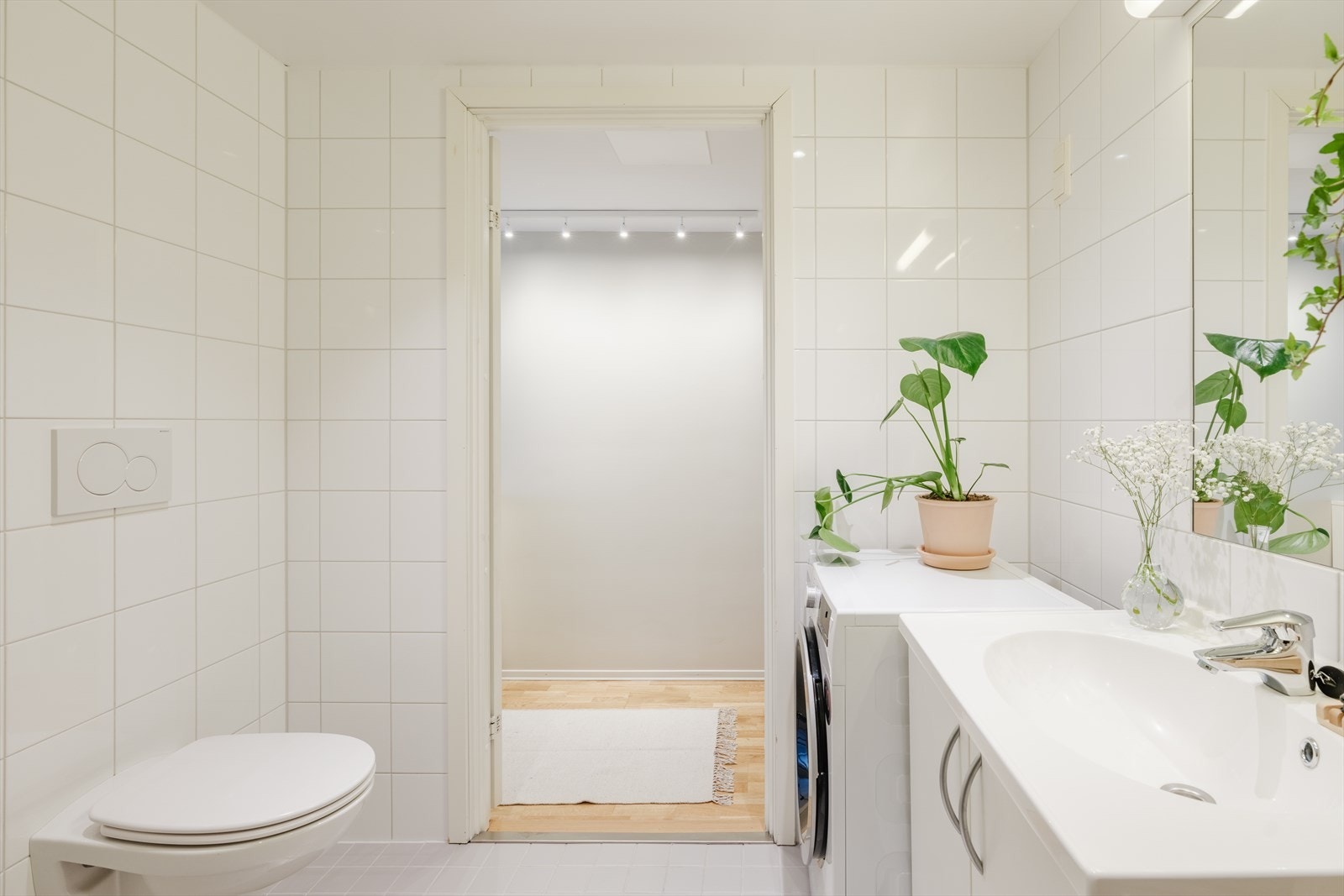 God plass til oppbevaring i underskap, i tillegg har man plass til frittstående hyller hvis man ønsker det. Galleribilde