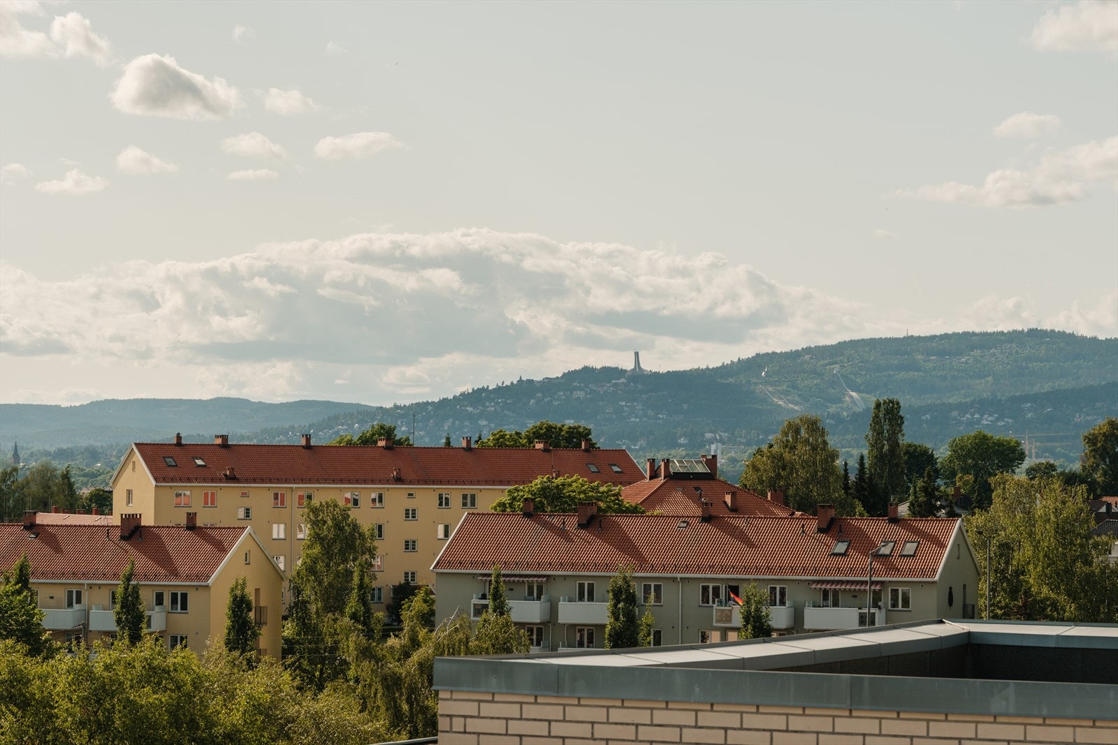 Enkel adkomst til en herlig, felles takterrasse med gode solforhold. Galleribilde
