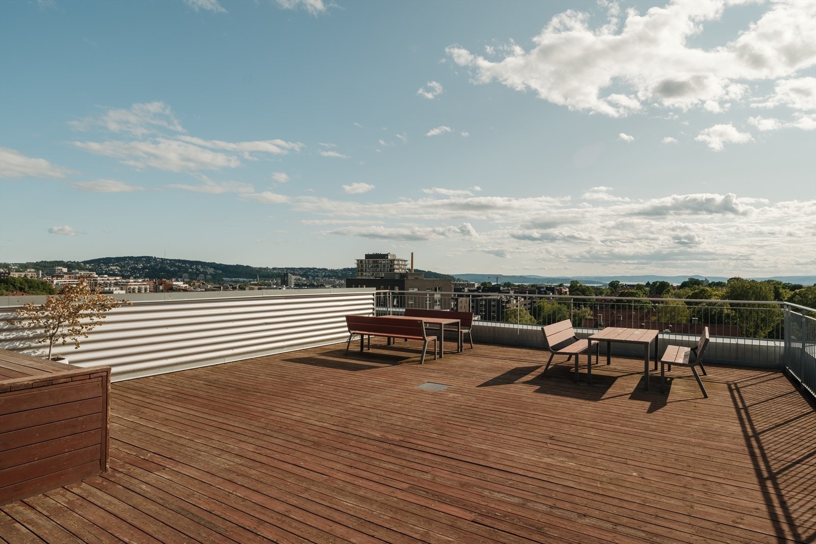 Enkel adkomst til en herlig, felles takterrasse med gode solforhold. Galleribilde