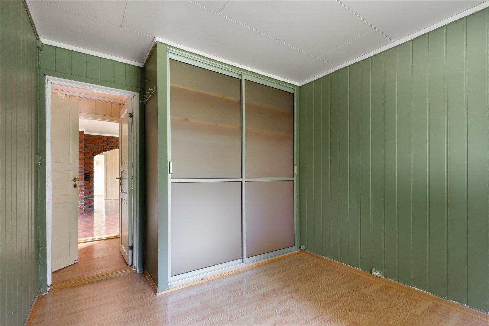Soverom med garderobe Galleribilde