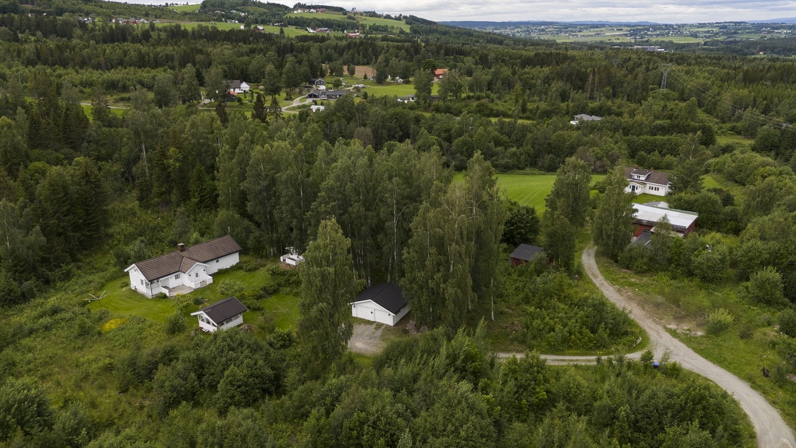 Dronefoto Øverskreien 110- Boligen sett ovenfra og med ca 3 260 kvm eiet tomt - Enebolig, dobbeltgarasje,anneks og innglasset paviljong/hagestue Galleribilde