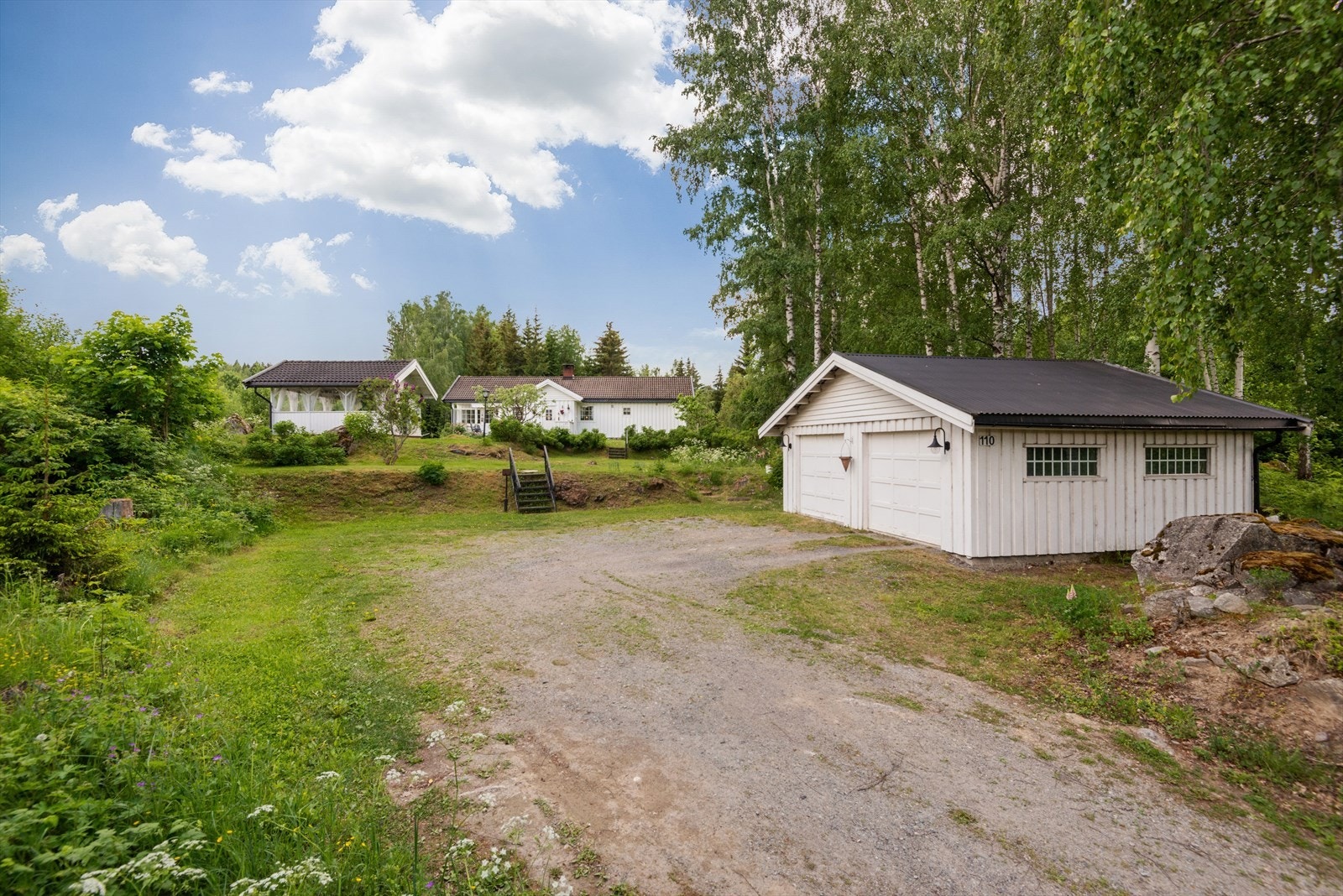 Fasade Øverskreien 110 - Enebolig med ca 3 260 kvm eiet tomt, dobbeltgarasje, anneks og paviljong Galleribilde