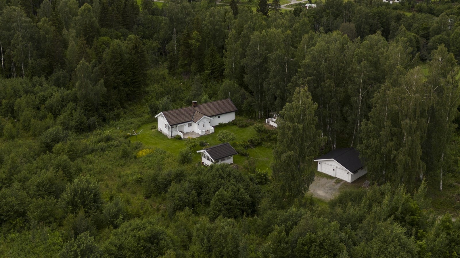 Dronefoto Øverskreien 110 -Ca 3 260 kvm eiet tomt, enebolig og tilhørende dobbeltgarasje, anneks og paviljong/ hagestue Galleribilde