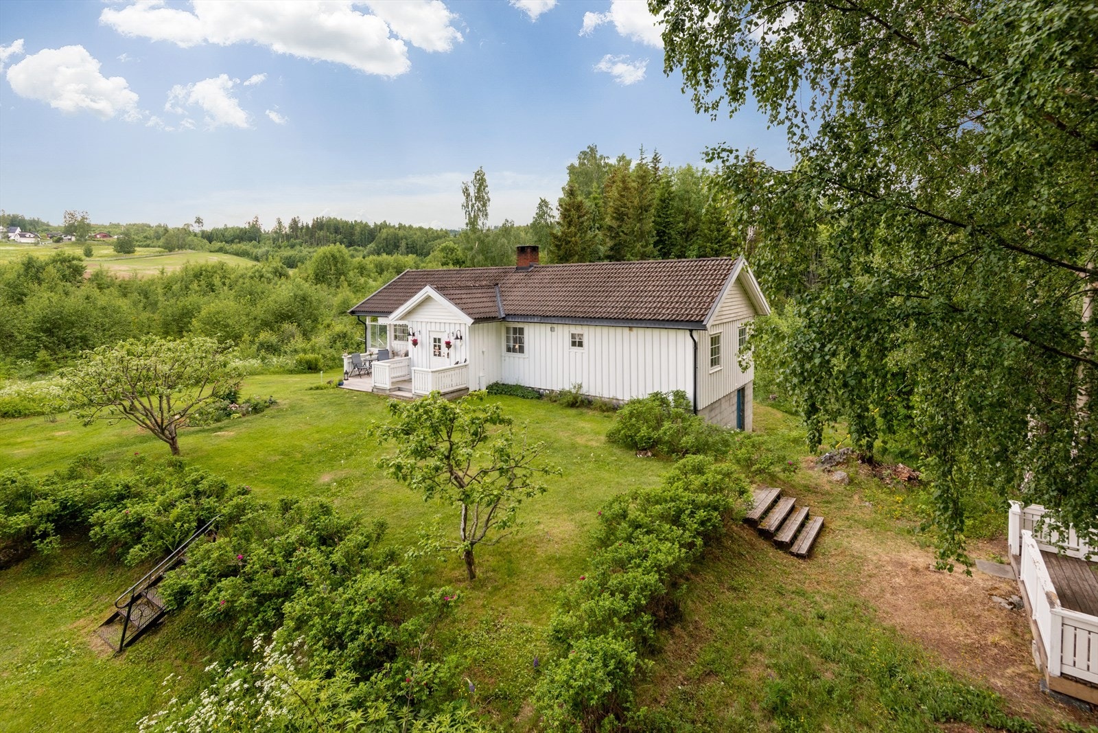 Fasade - Pent opparbeidet - Fine solforhold Galleribilde