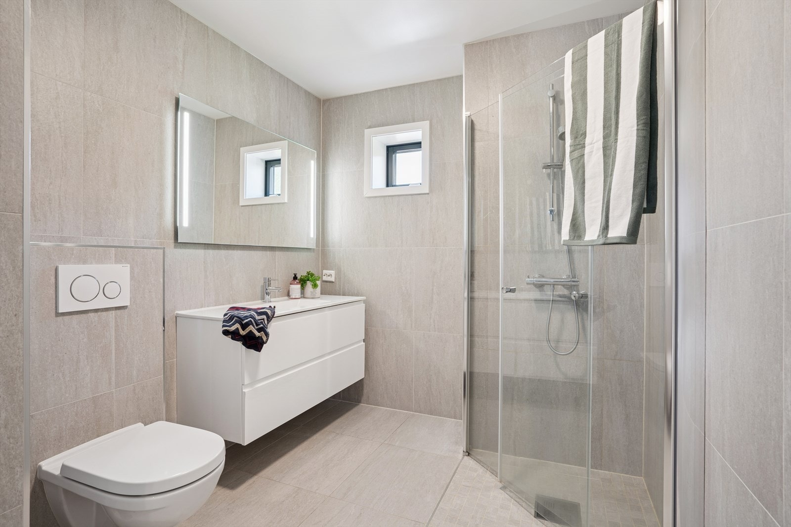 Flislagt bad med varme i gulv. Galleribilde