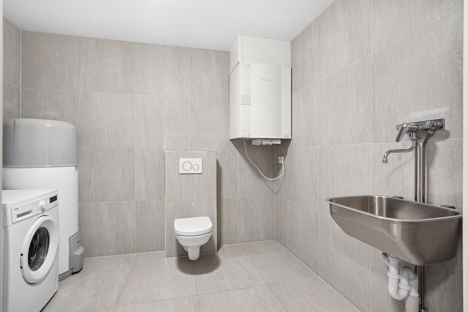 Vaskerommet finner man i underetasjen. Her finner man boligens andre toalett, en ypperlig løsning for barnefamilier. Galleribilde