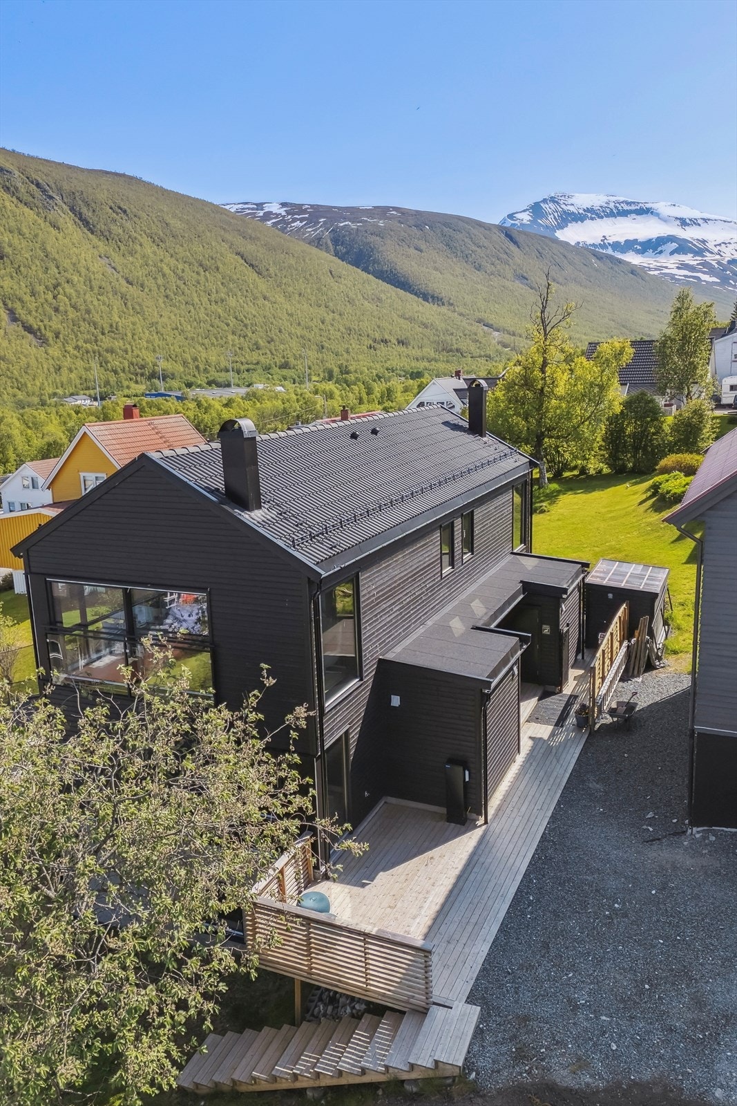 Utvendig parkering tilrettelagt for montering av elbillader. Galleribilde