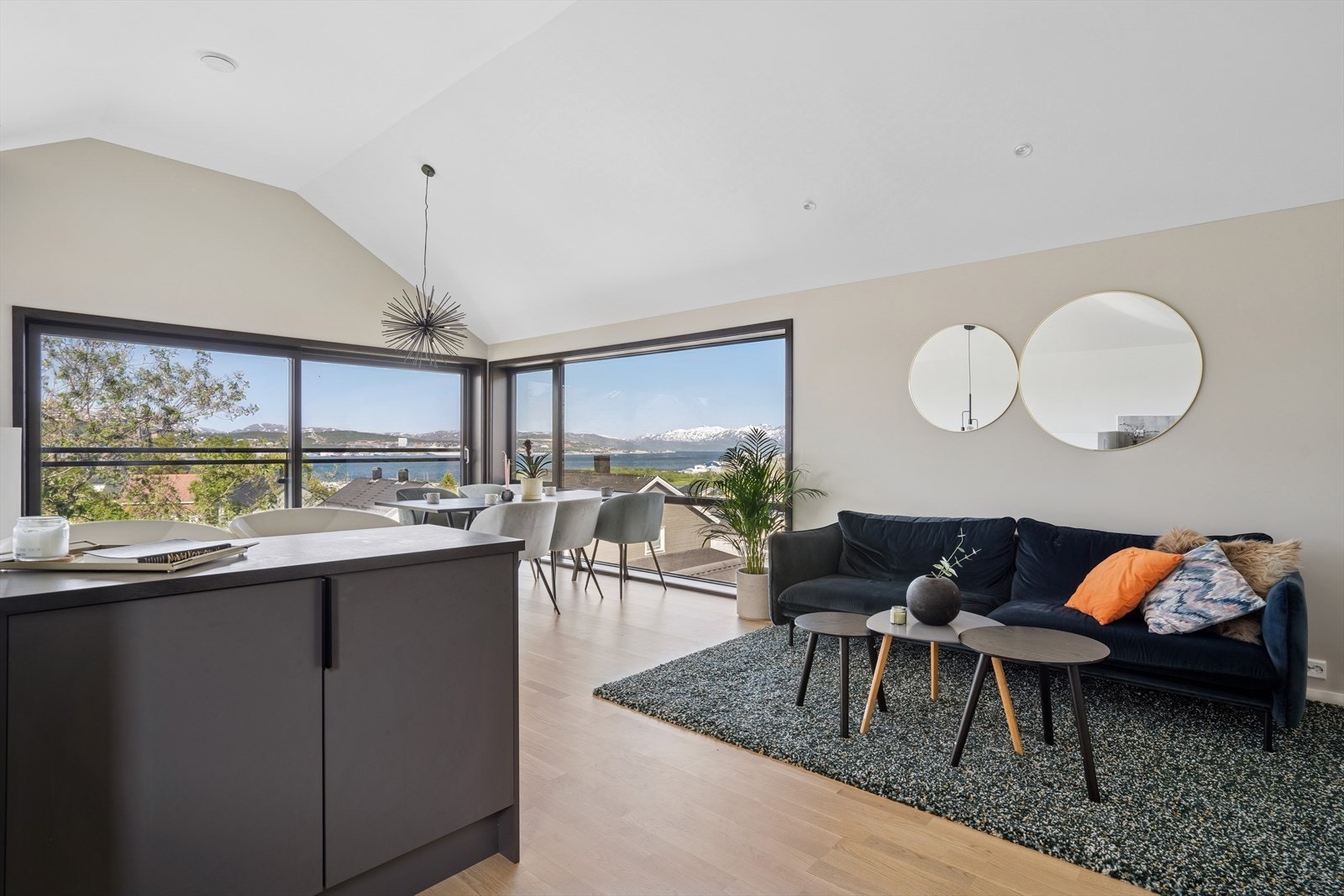 Sjekk den vanvittig flotte utsikten fra stuen. Galleribilde