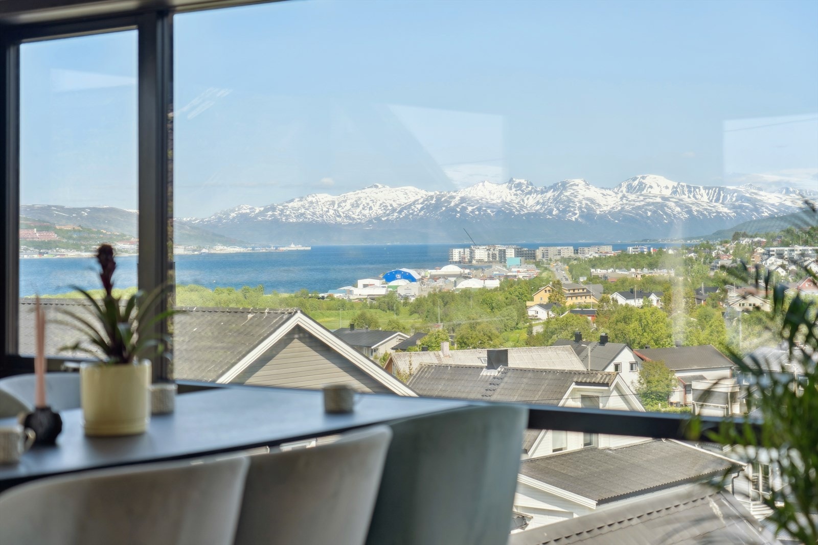 Stilrent og moderne. Fransk balkong mot vest, hvor man kan slippe inn ettermiddagssolen på flotte sommerdager. Galleribilde