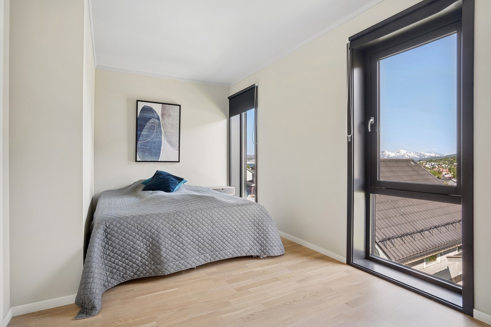 Soverom 3. 3 soverom totalt. 1 i underetasje og 2 på inngangsplan. Galleribilde