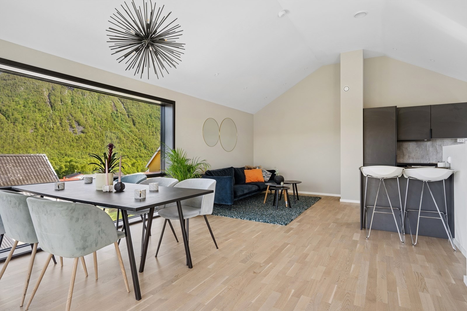 Ekstra takhøyde med downlights i himling. Galleribilde