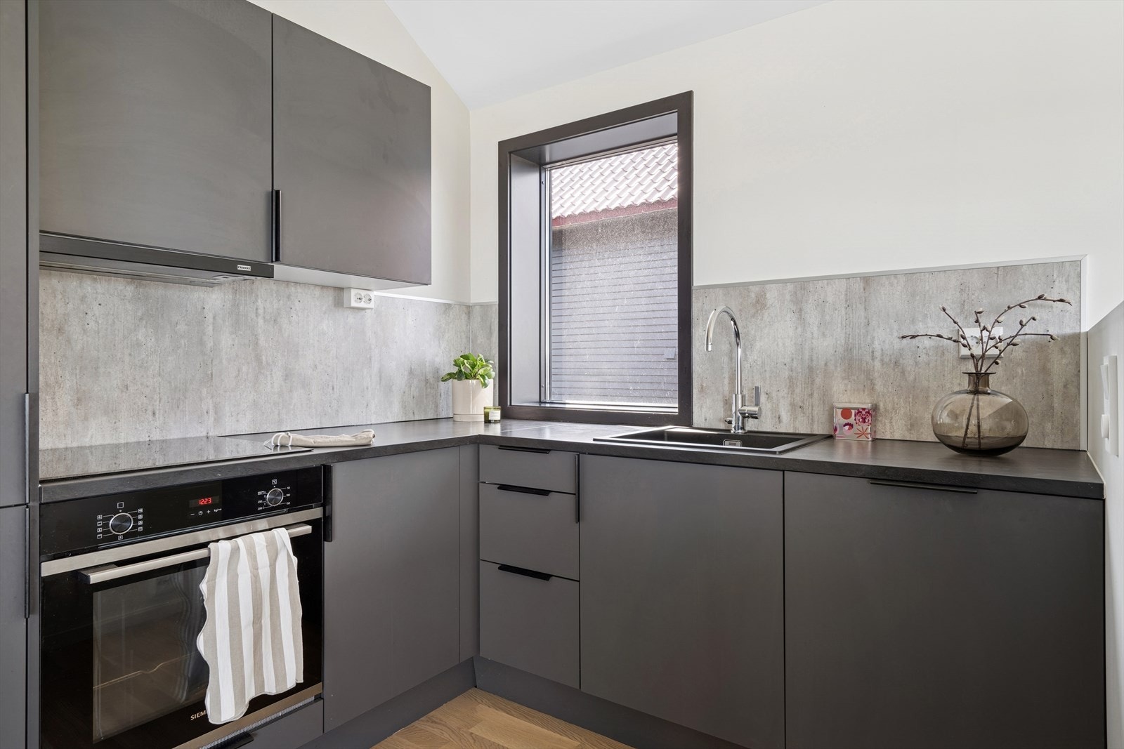 Moderne kjøkken med integrerte hvitevarer. Galleribilde